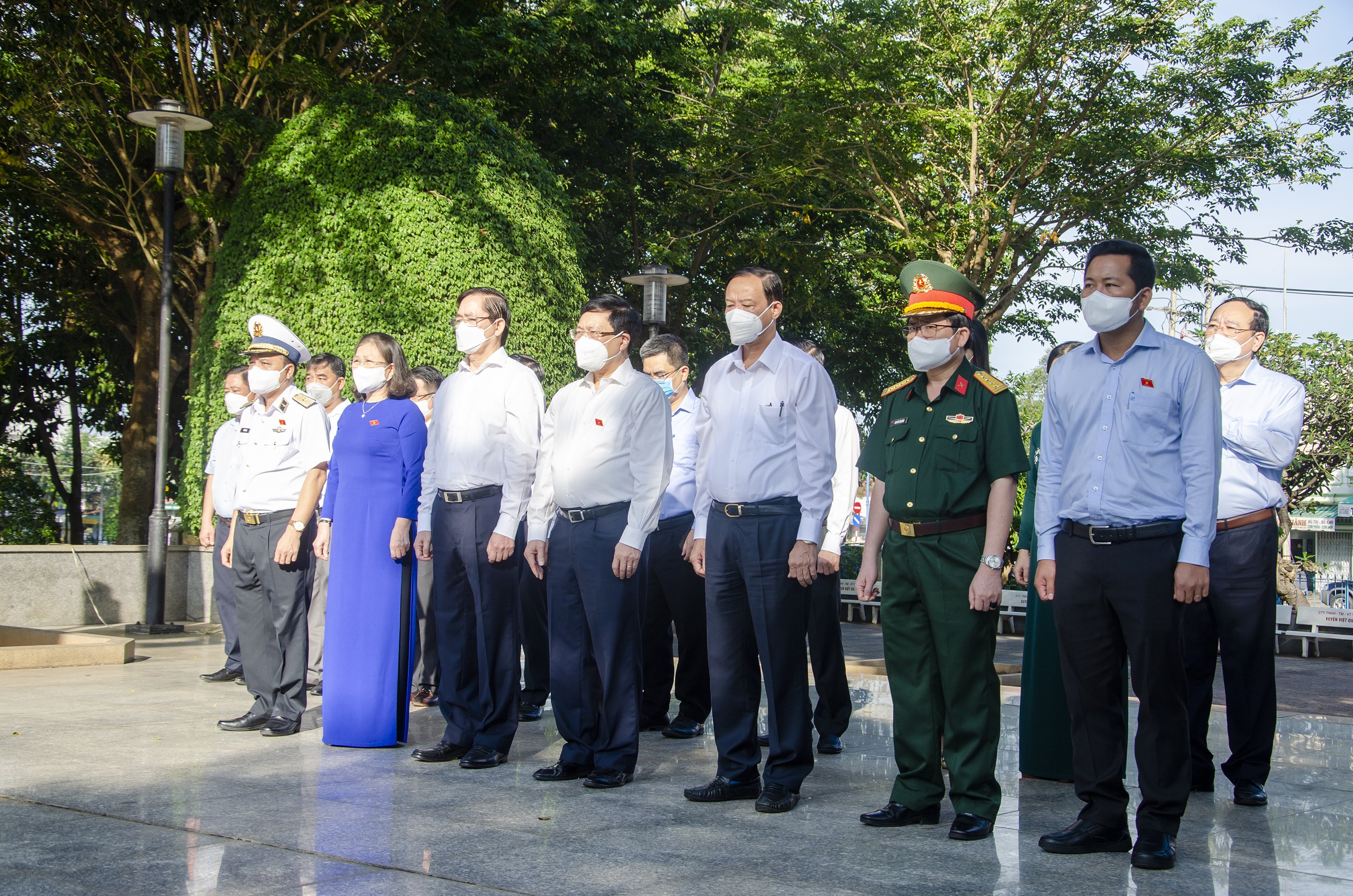 Đoàn công tác Trung ương và lãnh đạo Tỉnh ủy, HĐND, UBND, UBMTTQ Việt Nam tỉnh, các ĐBQH tỉnh BR-VT khóa XV tham dự lễ viếng.