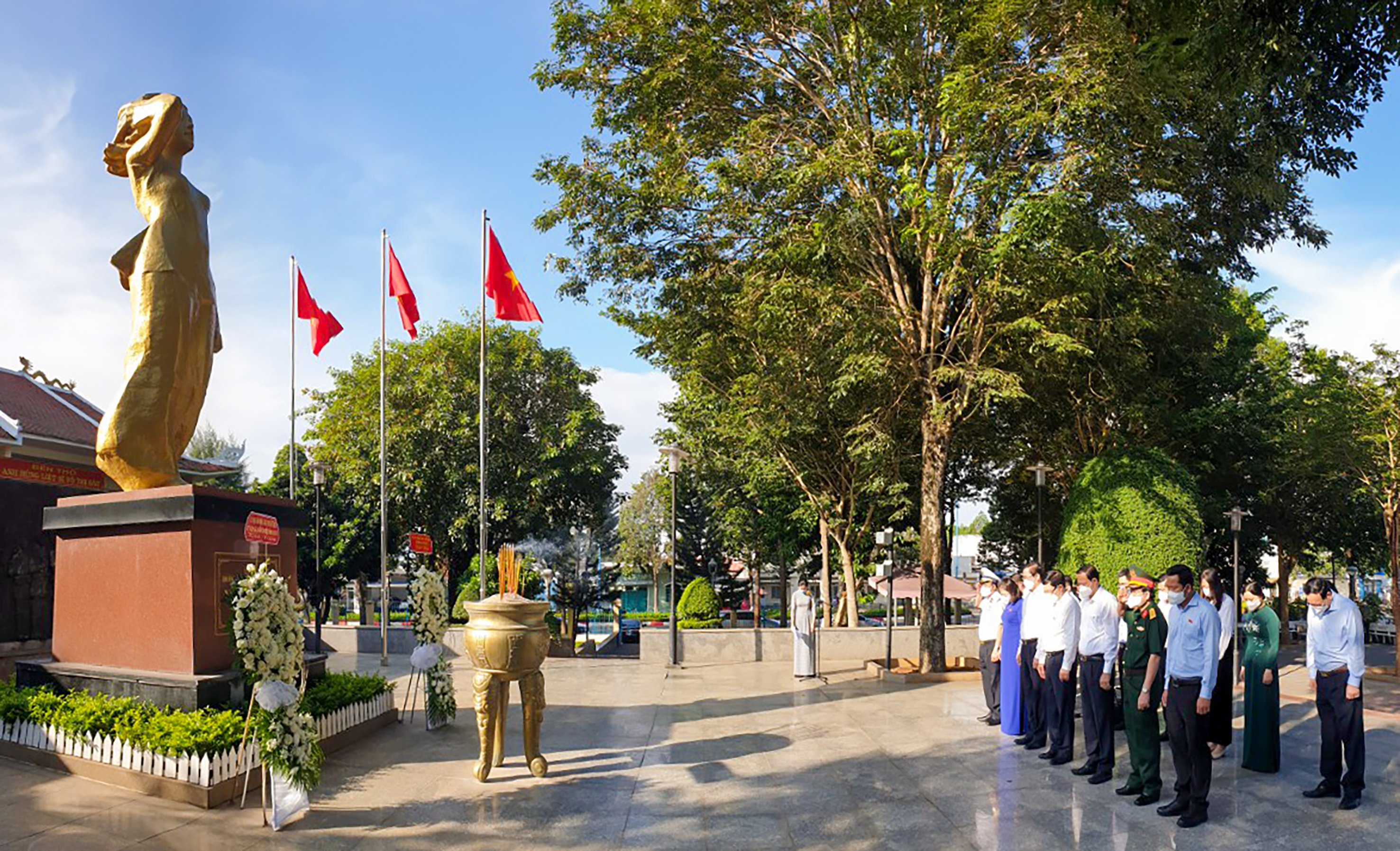 Các đại biểu dành một phút mặc niệm thành kính bày tỏ lòng biết vô hạn đối với nữ Anh hùng liệt sĩ Võ Thị Sáu.