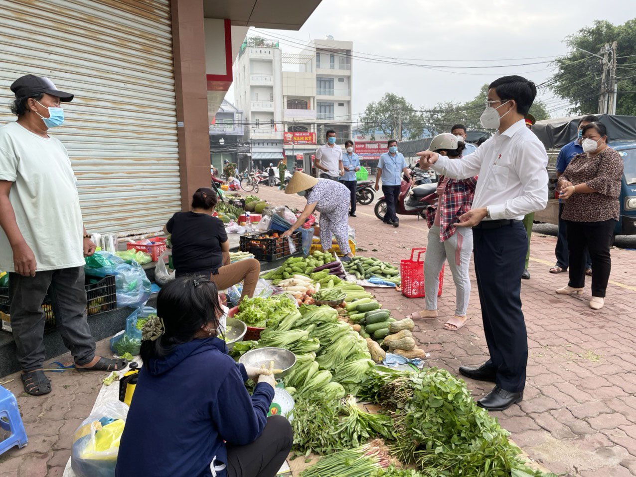 Ông Vũ Hồng Thuấn, Phó Chủ tịch UBND TP.Vũng Tàu giải thích, tuyên truyền người dân không buôn bán lấn chiếm vỉa hè tại đường Tạ Uyên, phường 3, TP.Vũng Tàu.