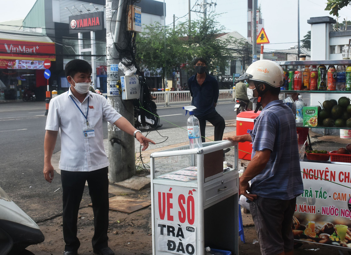 Ông Trương Thế Hải, Phó Chủ tịch UBND phường 11, TP.Vũng Tàu tuyên truyền người bán vé số tại đường 30/4 không buôn bán lấn chiếm vỉa hè.