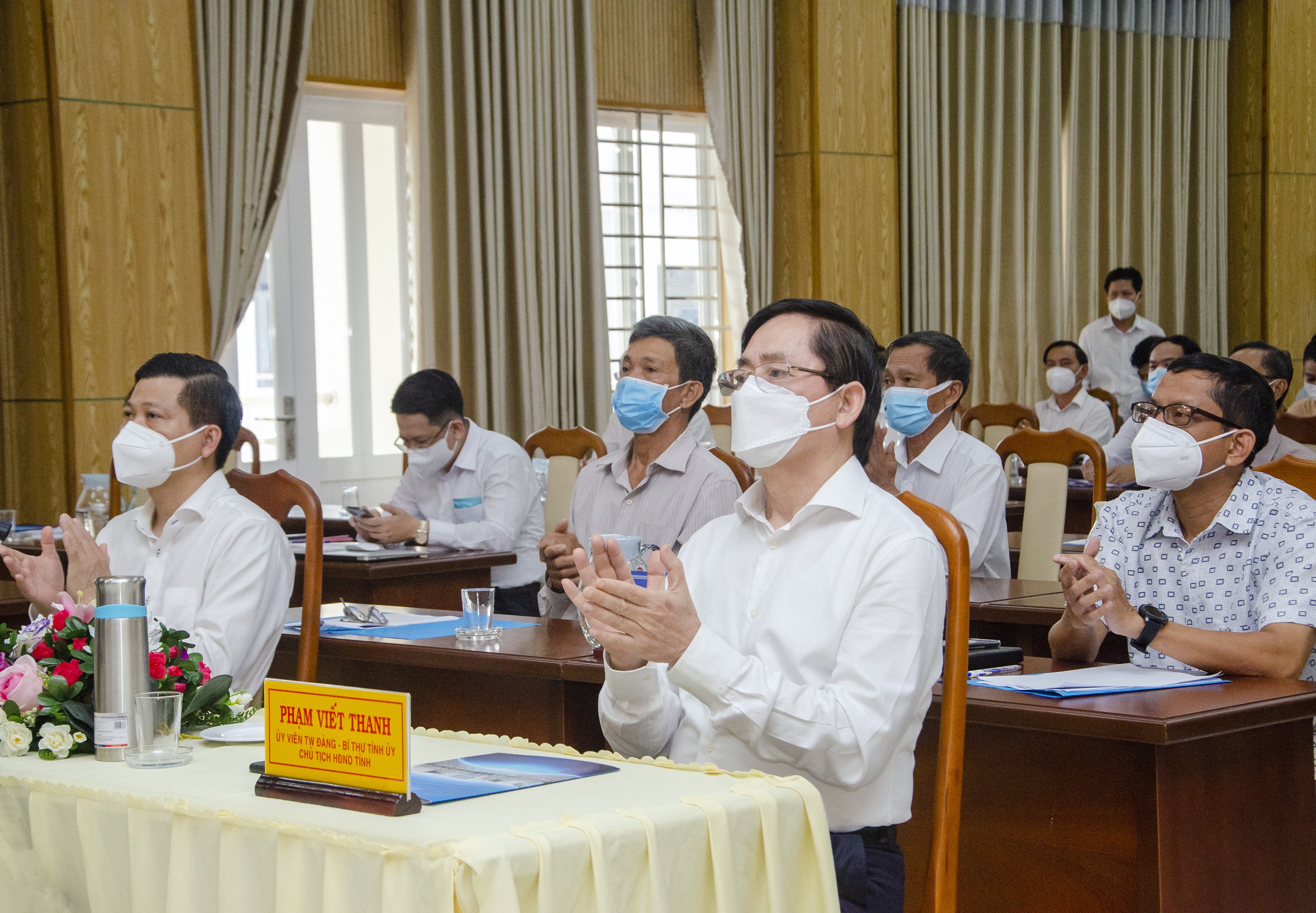 Ông Phạm Viết Thanh, Ủy viên Trung ương Đảng, Bí thư Tỉnh ủy, Chủ tịch HĐND tỉnh; ông Trần Văn Tuấn, Phó Chủ tịch UBND tỉnh cùng cử tri huyện Long Điền, huyện Đất Đỏ tham dự Hội nghị. Ảnh: BẢO KHÁNH