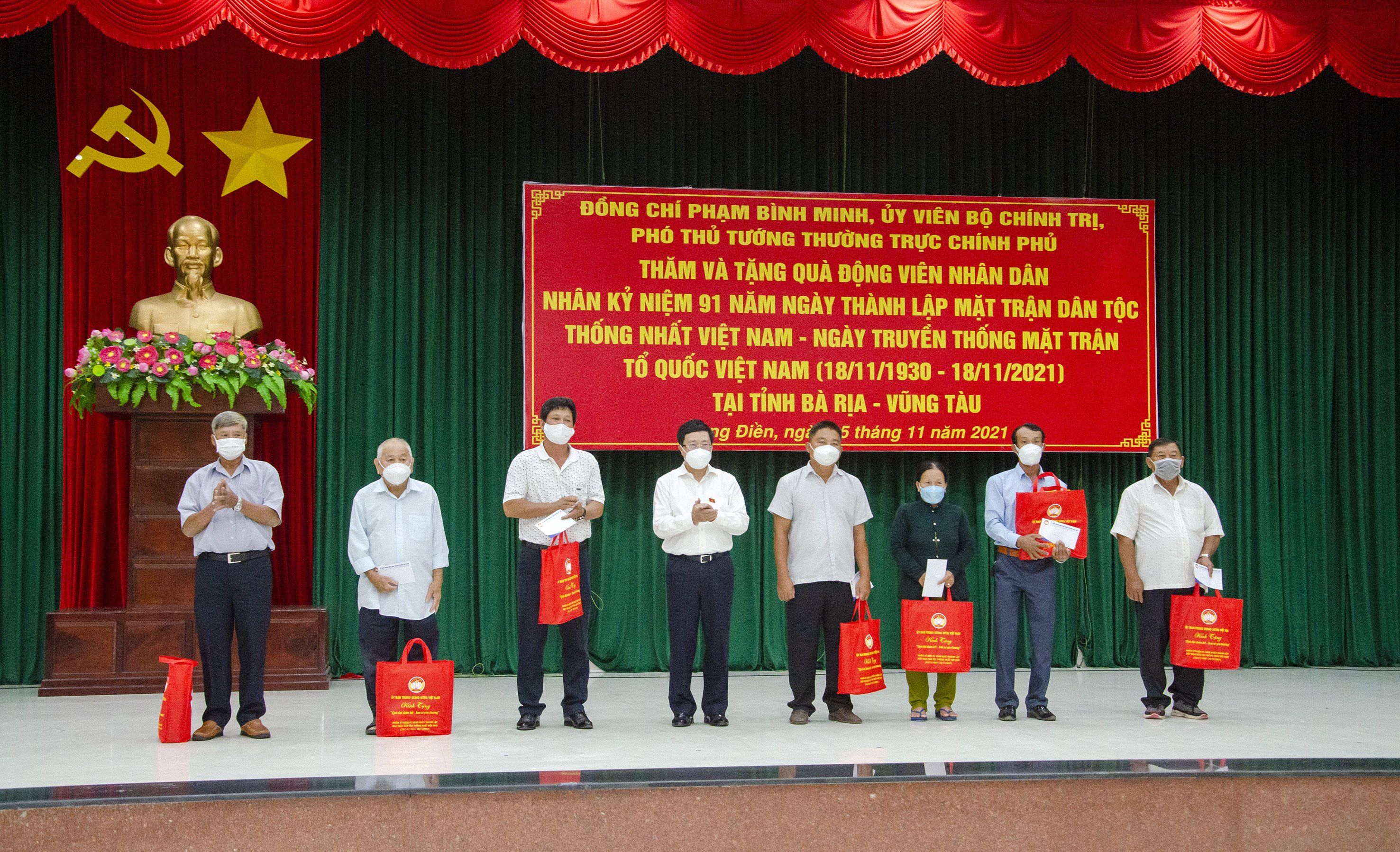 Ông Phạm Bình Minh, Ủy viên Bộ Chính trị, Phó Thủ tướng Thường trực Chính phủ, ĐBQH tỉnh BR-VT khóa XV (thứ tư từ trái qua) biểu dương và tặng quà các hộ gia đình tiêu biểu, tích cực tham gia phòng, chống dịch COVID-19.