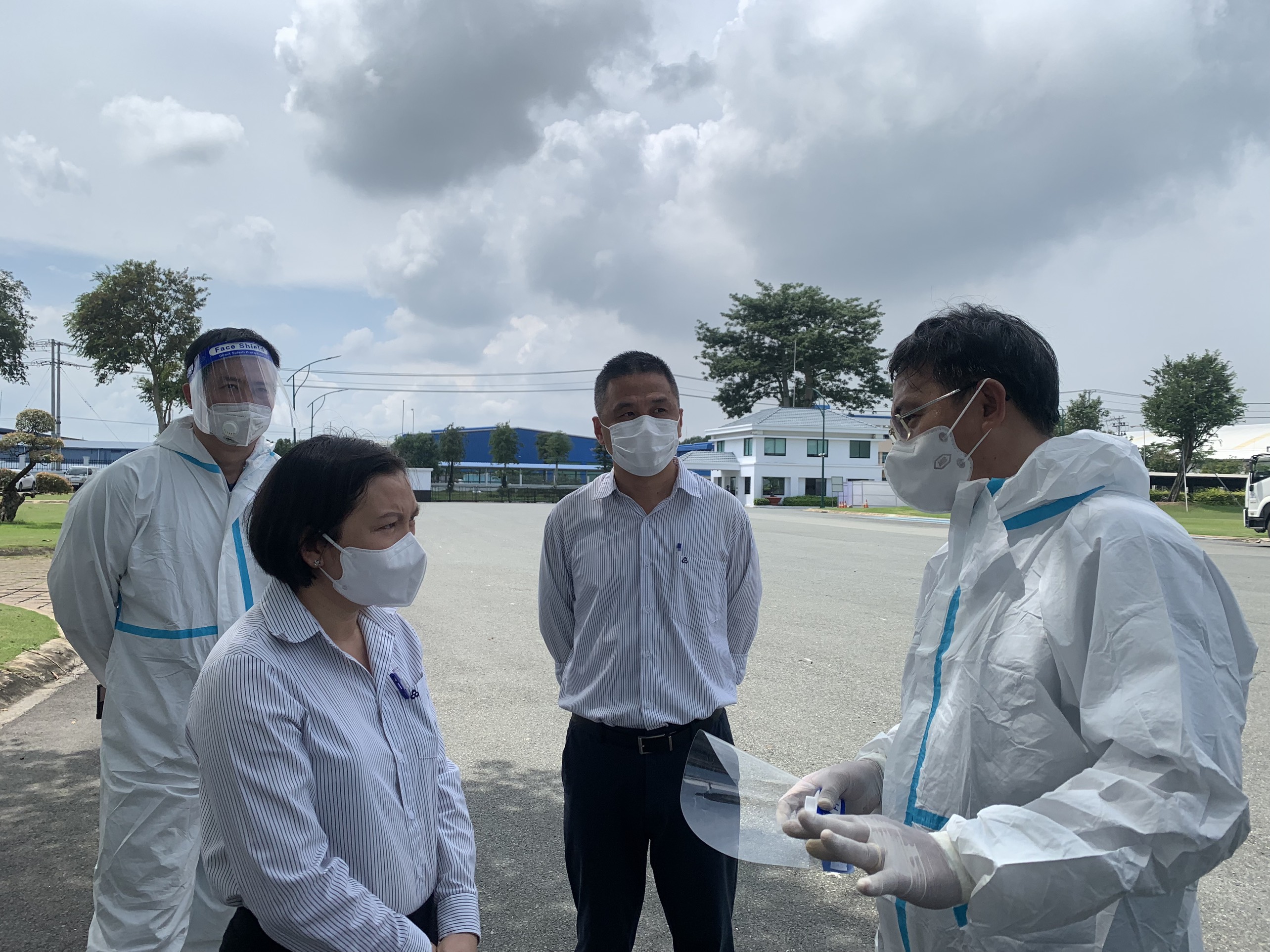 Đoàn Công tác đặc biệt của Bộ Y tế trao kiểm tra và trao đổi về công tác phòng chống dịch với đại diện Công ty TNHH Sanfang Việt Nam (TX. Phú Mỹ).