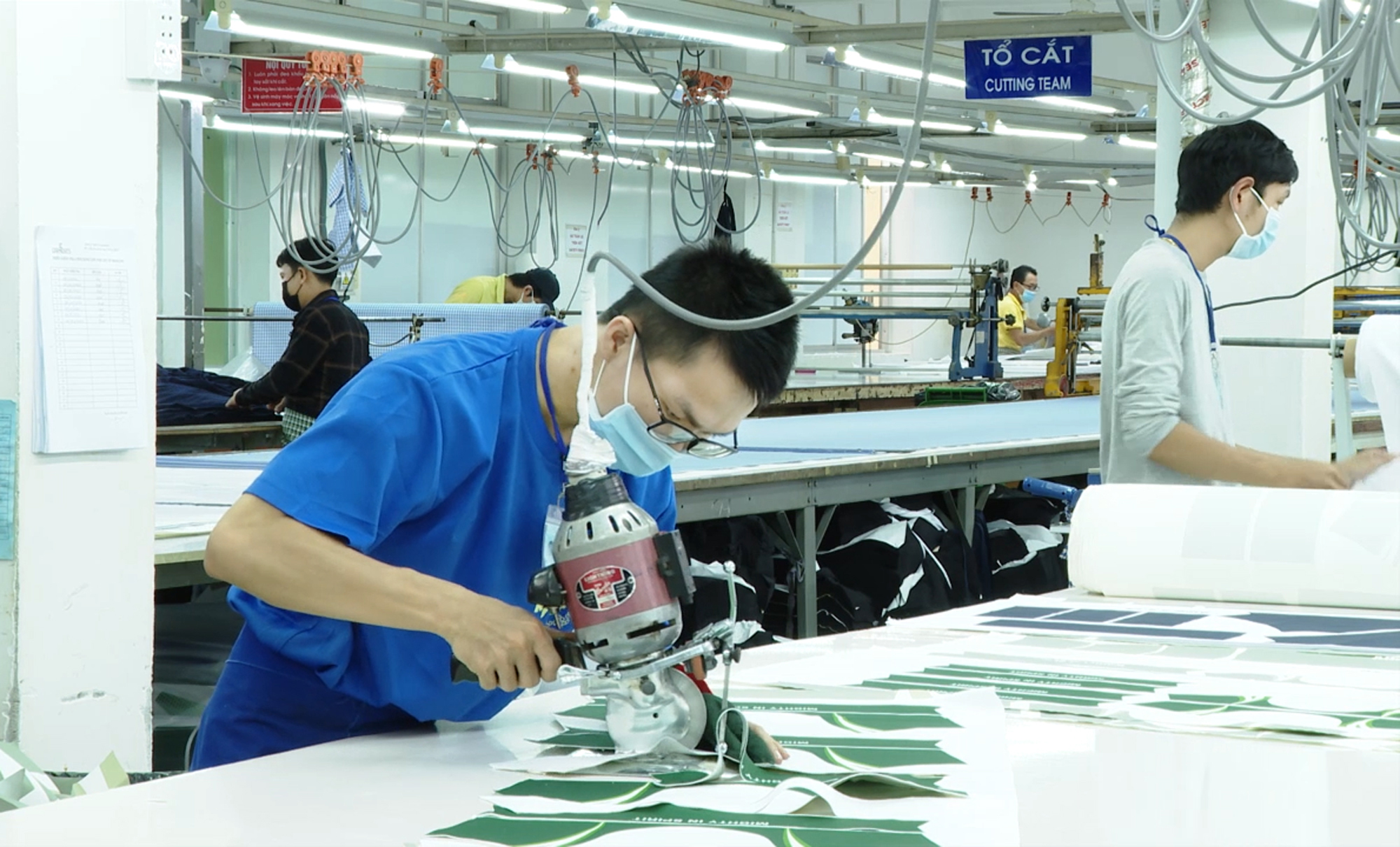 Hiệp định RCEP có hiệu lực sẽ mang lại lợi ích cho nhiều ngành hàng xuất khẩu chủ lực của Việt Nam, nhất là dệt may và nông - thủy sản nhờ quy tắc xuất xứ được nới lỏng.  Trong ảnh: Gia công hàng may mặc xuất khẩu tại Công ty TNHH LT Garments (TP.Bà Rịa).