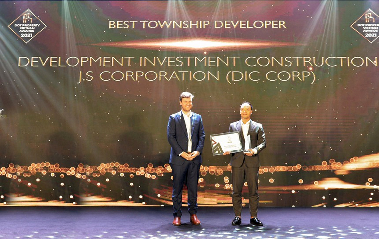 Đại diện DIC Corp nhận giải thưởng “Nhà phát triển đô thị xuất sắc  nhất 2021”.