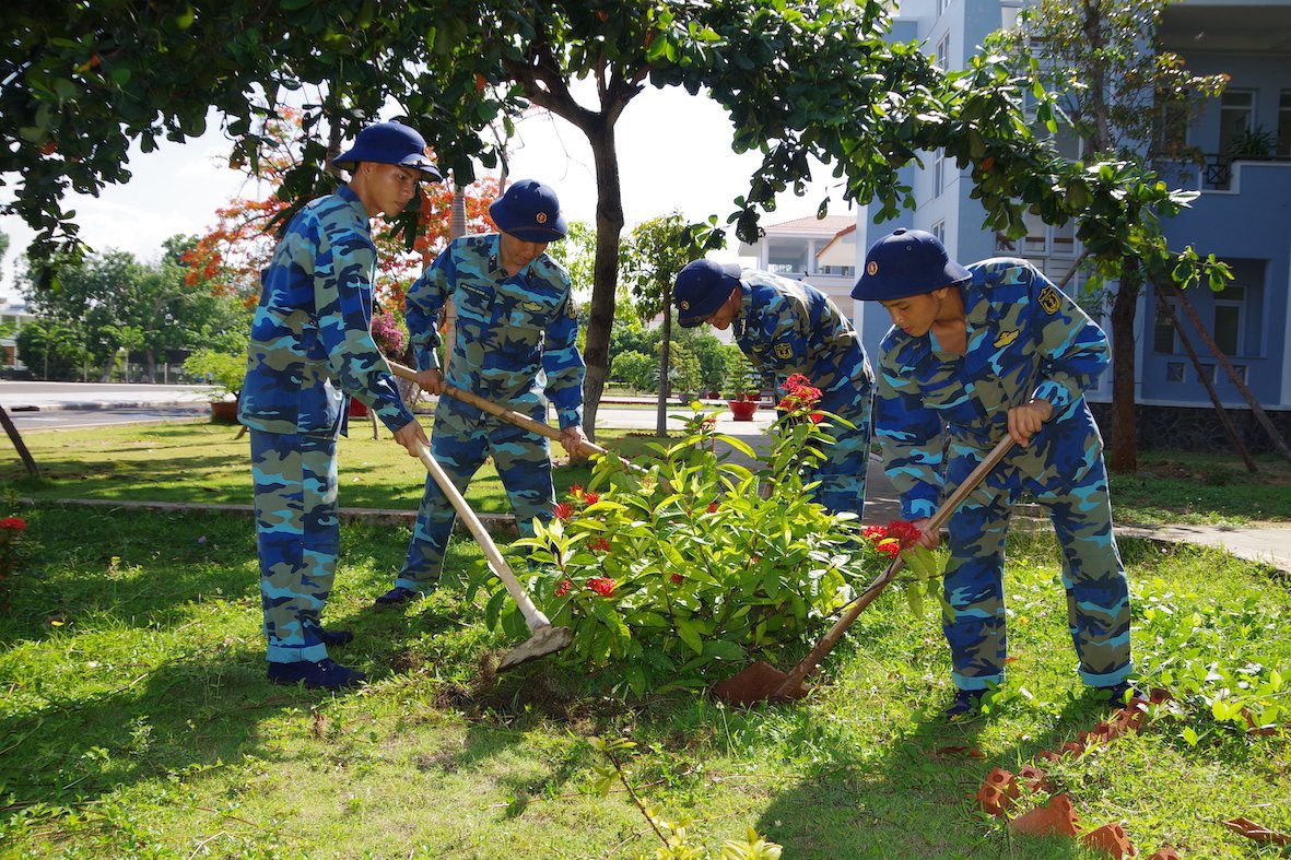 Cán bộ, chiến sĩ Lữ đoàn 171 tham gia “Ngày thứ Bảy tình nguyện” vệ sinh môi trường tại đơn vị.