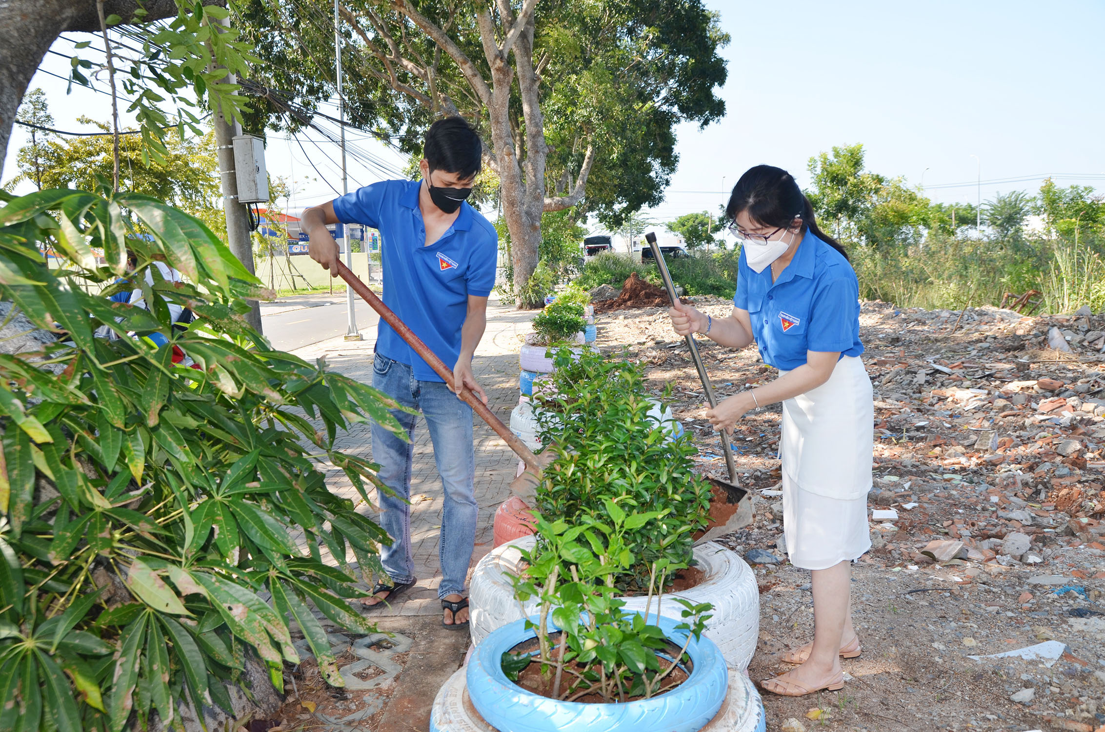 ĐVTN phường Long Hương, TP.Bà Rịa biến điểm đen rác tại thành vườn hoa.