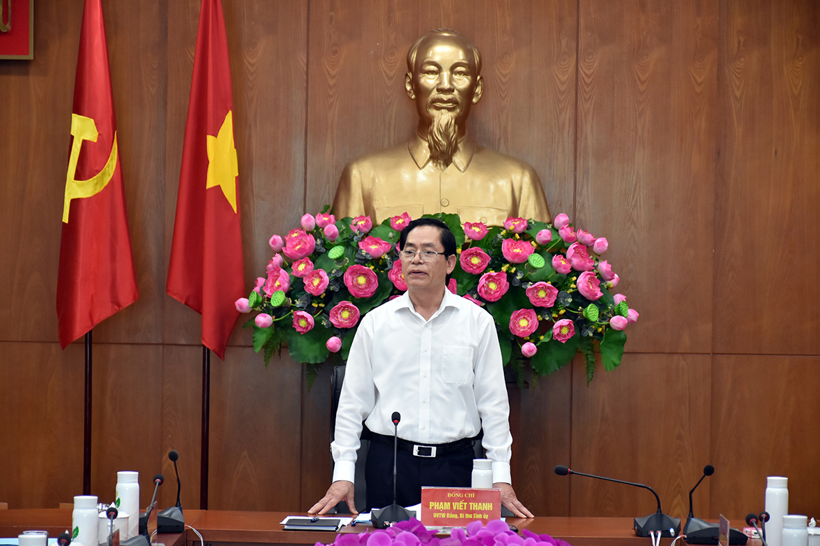 Ông Phạm Viết Thanh, Ủy viên Trung ương Đảng, Bí thư Tỉnh ủy, Chủ tịch HĐND tỉnh phát biểu kết luận cuộc họp.