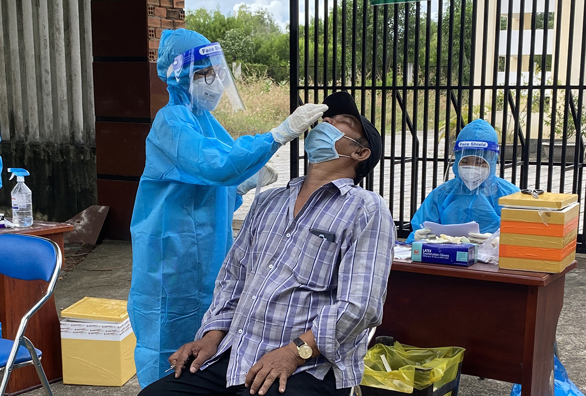 Nhân viên y tế lấy mẫu xét nghiệm sàng lọc COVID-19 cho người dân xã Long Sơn, TP.Vũng Tàu vào sáng 18/11. Ảnh: PHAN KHA