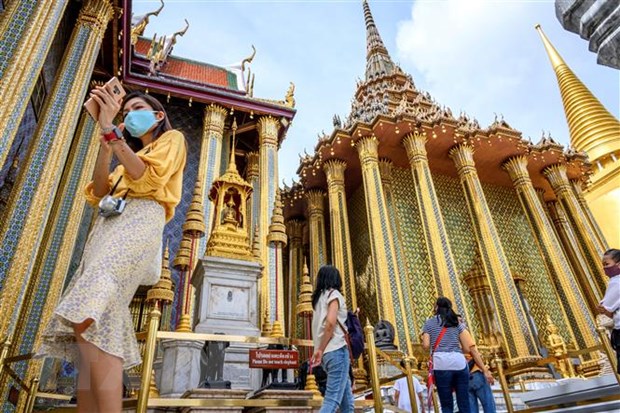 Du khách thăm Cung điện Hoàng gia ở Bangkok (Thái Lan).