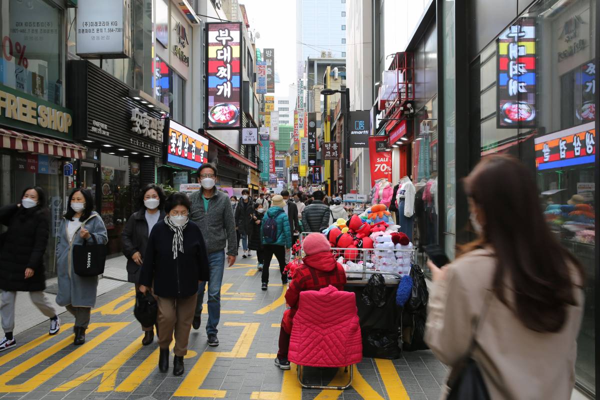 Người dân đeo khẩu trang phòng dịch COVID-19 tại Seoul (Hàn Quốc), ngày 13/11.