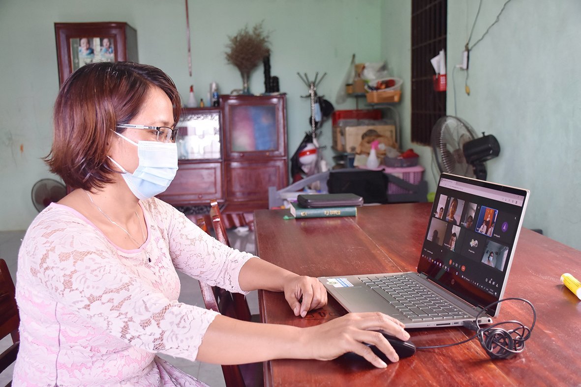 Cô Đào Thị Phong, giáo viên Trường Phổ thông Dân tộc nội trú tỉnh dạy học trực tuyến thông qua phần mềm google meet.