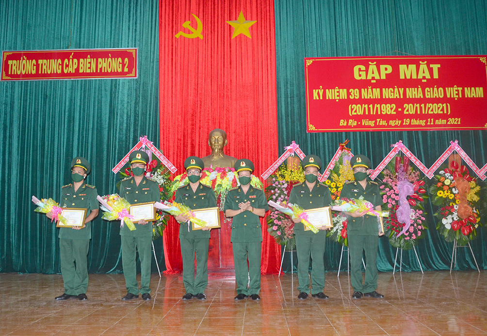 Đại tá Nguyễn Đức Ý, Phụ trách Hiệu trưởng Trường Trung cấp Biên phòng 2 chức mừng các giáo viên đạt danh hiệu “Giáo viên dạy giỏi cấp cơ sở” năm 2021.