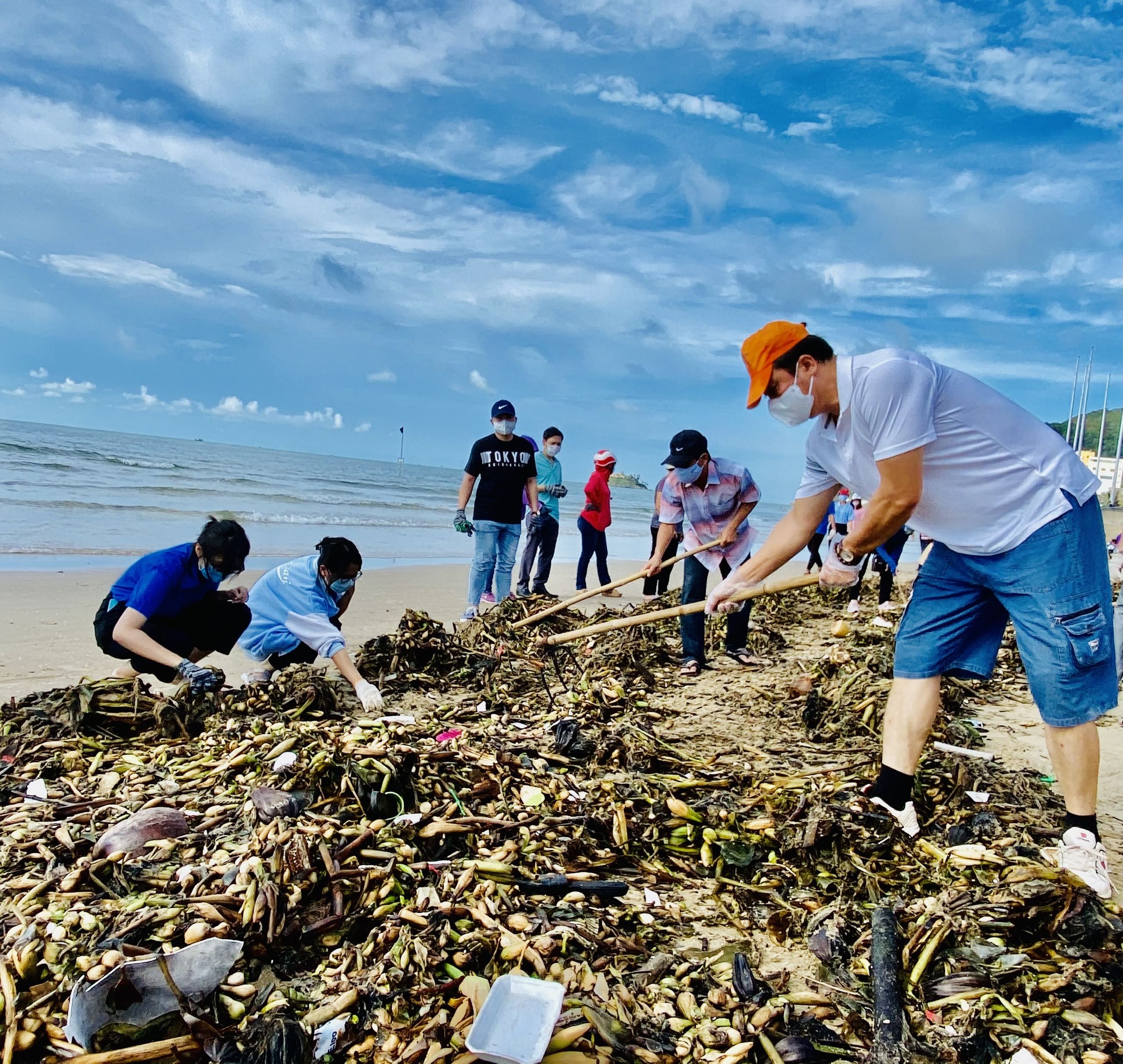 Tình nguyện viên tham gia thu gom rác thải đại dương tại bờ biển Vũng Tàu.