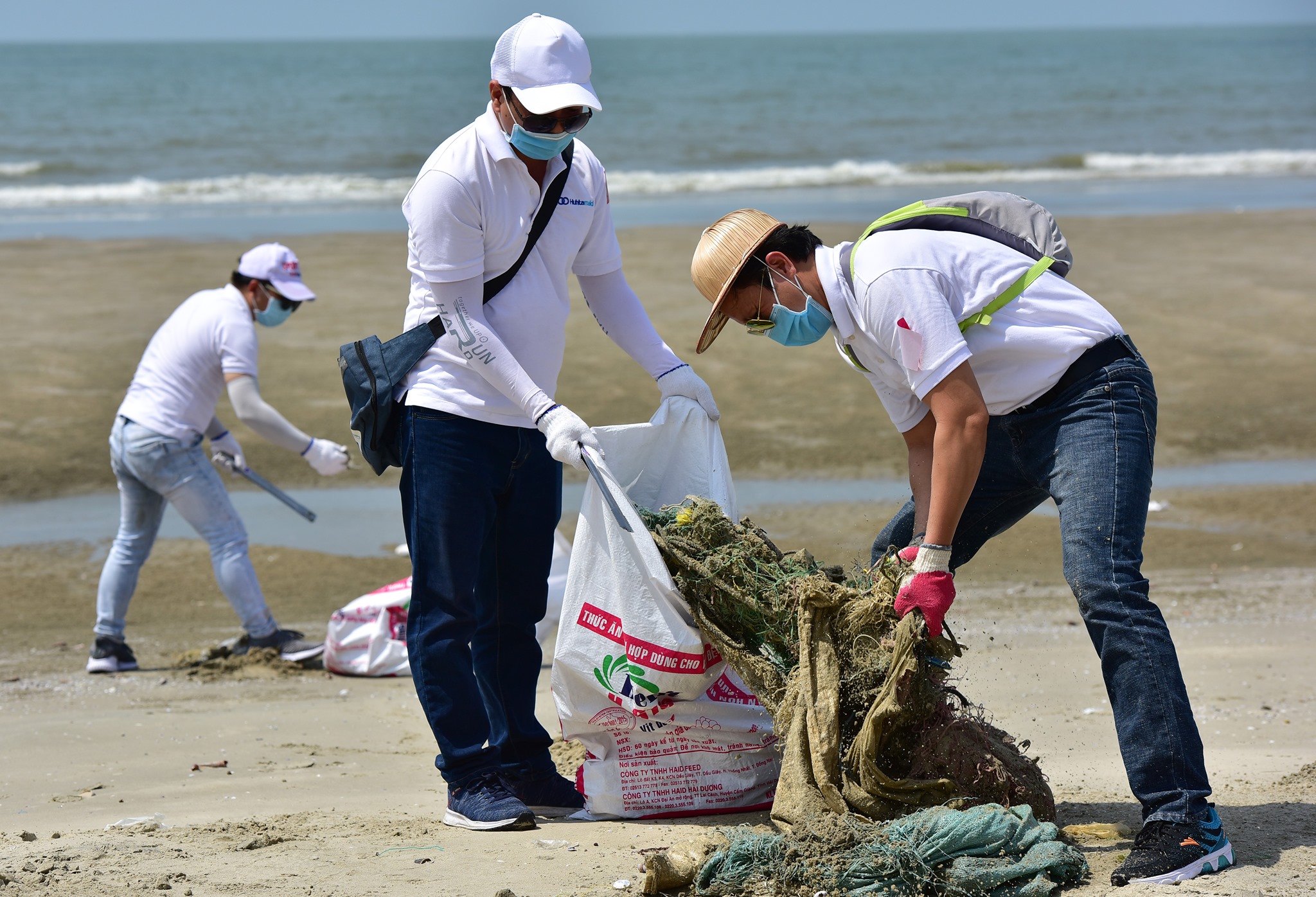 Các thành viên nhóm Chạy Nhặt thu gom rác thải trên bãi biển Vũng Tàu.