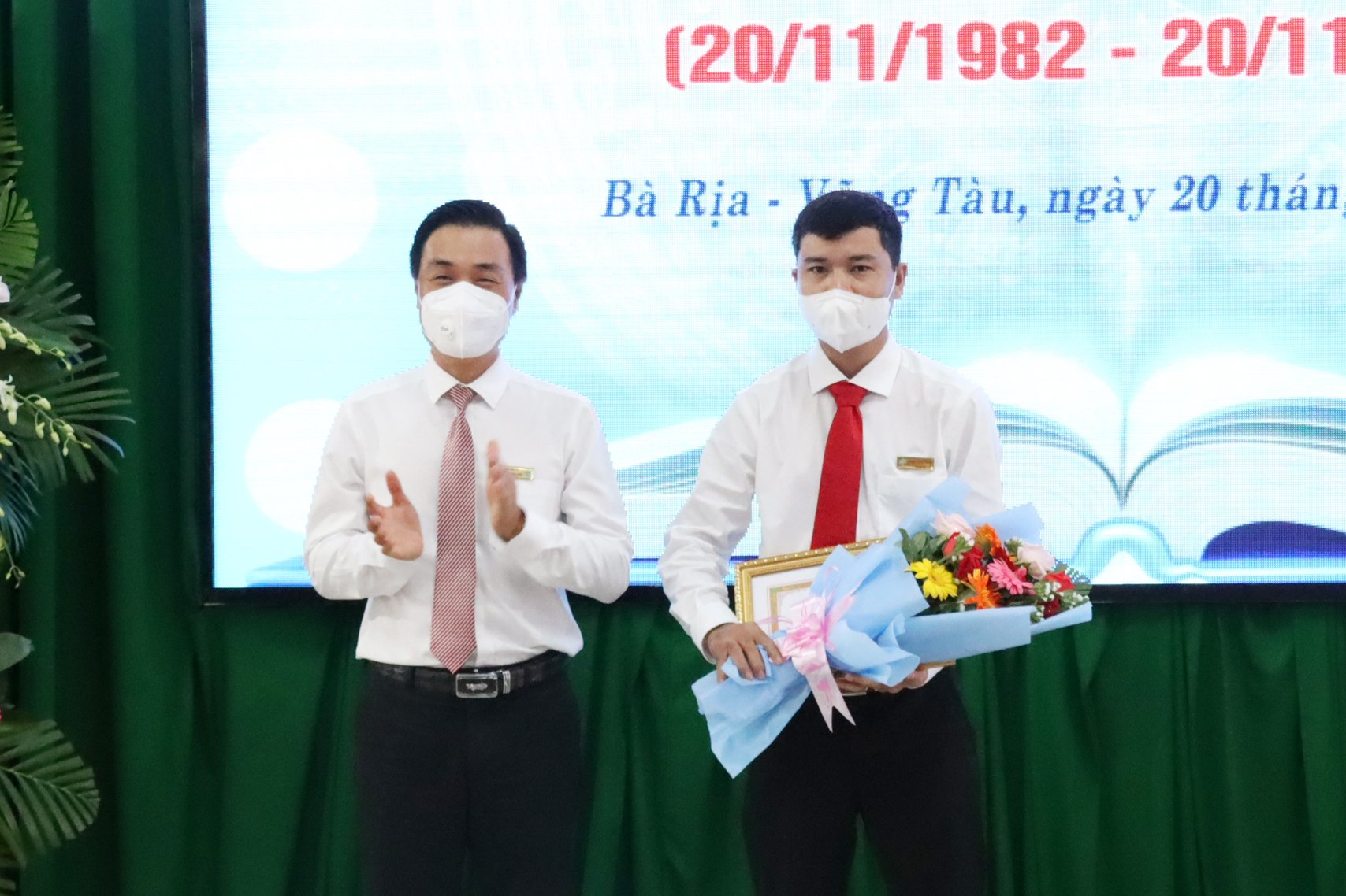 Ông Ngô Xuân Khoát, Bí thư Đảng ủy, Chủ tịch Hội đồng trường trao Giấy khen cho thầy Nguyễn Thanh Thảo, nhà giáo vừa đạt giải Nhất Hội giảng Nhà giáo Giáo dục nghề nghiệp năm 2021.