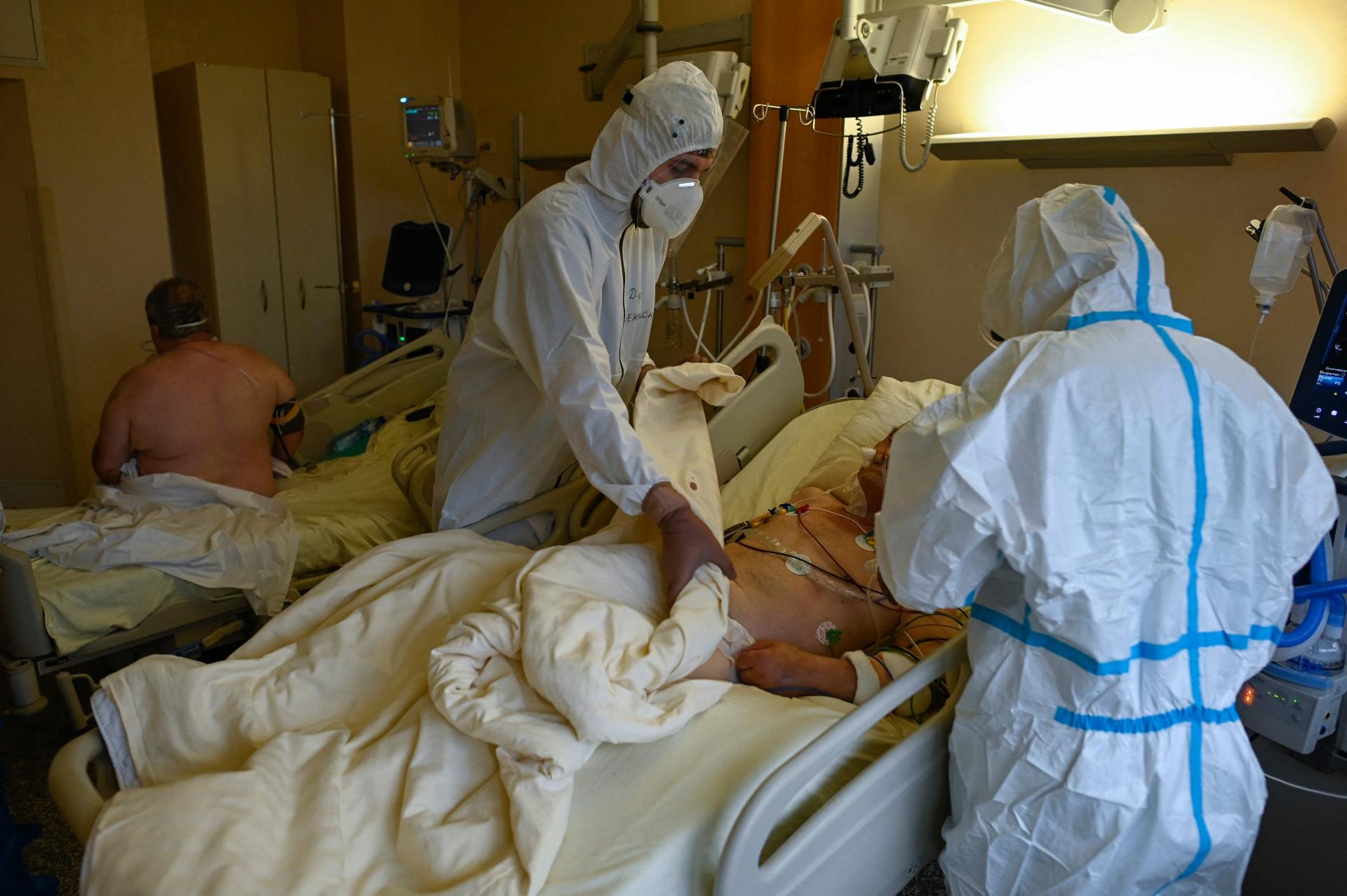 Nhân viên y tế chăm sóc bệnh nhân COVID-19 tại bệnh viện ở Sofia (Bulgaria).