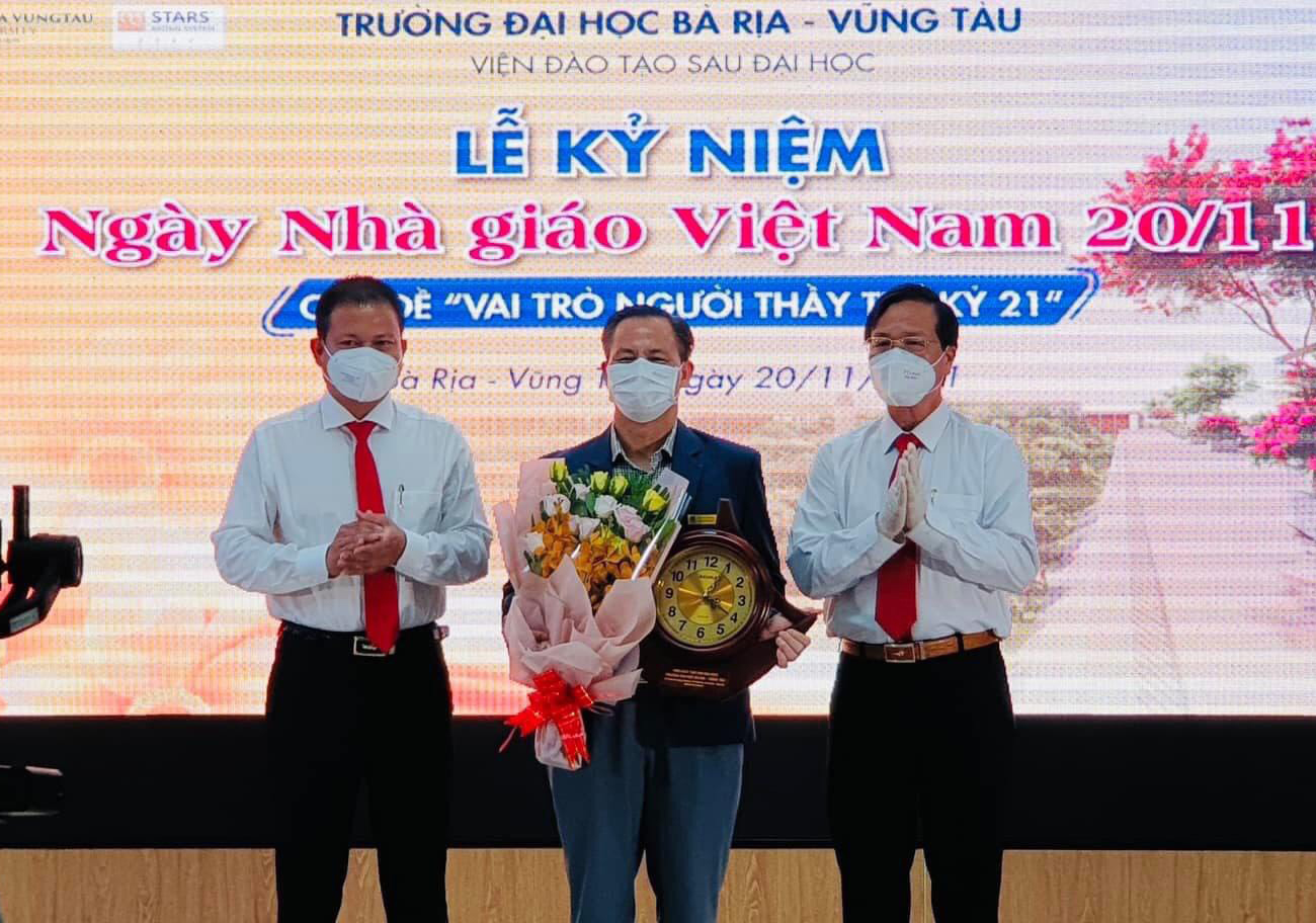 Viện trưởng Viện Đào tạo sau đại học - BVU tặng hoa tới lãnh đạo các ngành.