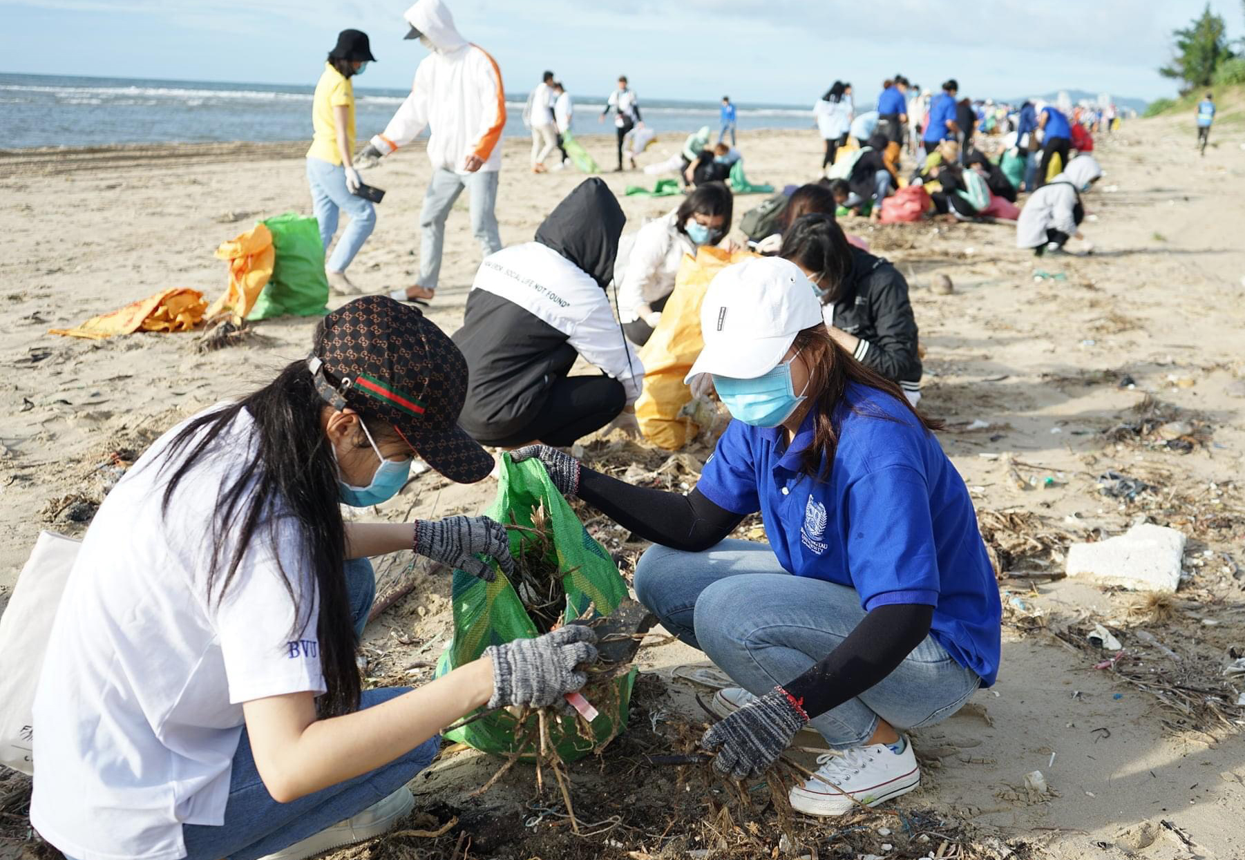 Các bạn trẻ tham gia thu gom rác thải đại dương tại bãi biển Chí Linh (TP. Vũng Tàu).
