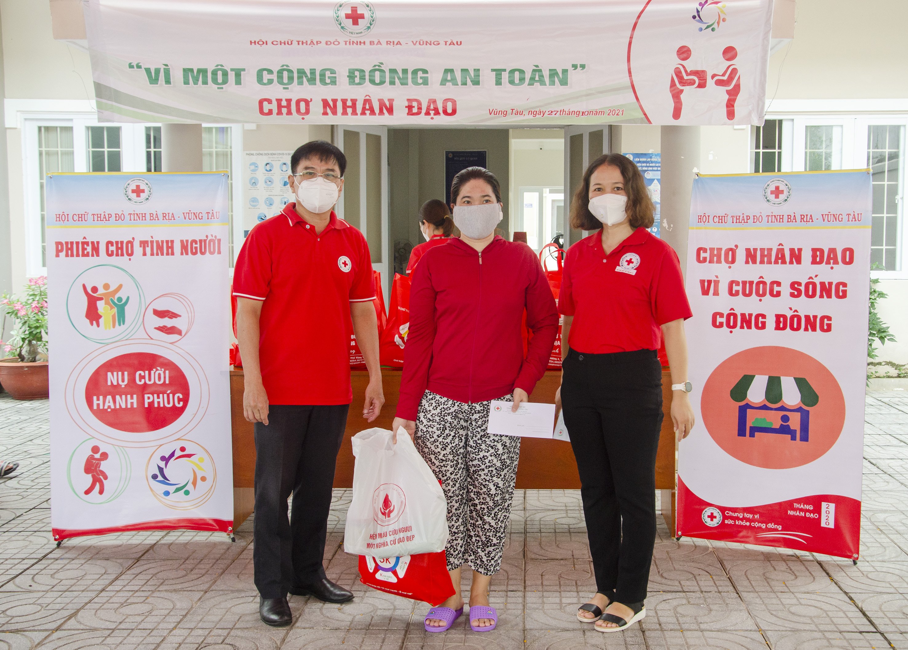 Hội Chữ thập đỏ tỉnh trao quà tới người dân gặp khó khăn trên địa bàn TP. Vũng Tàu.
