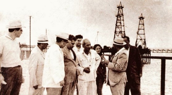 Bác Hồ thăm khu công nghiệp Dầu khí Bacu (Liên Xô) năm 1959.