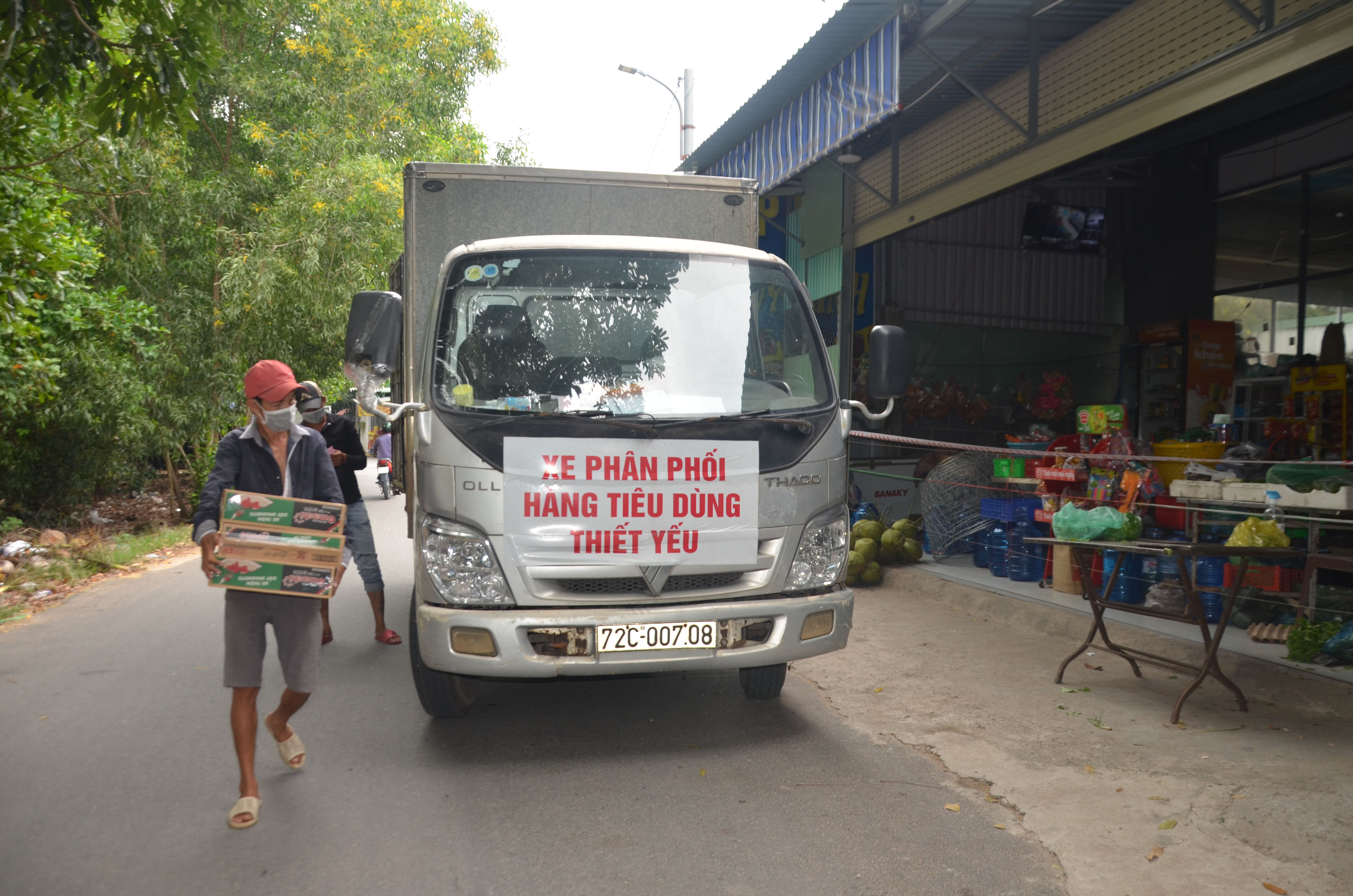 Xe phân phối hàng tiêu dùng thiết yếu cung cấp hàng cho các cửa hàng tạp hóa trên địa bàn xã Long Sơn.