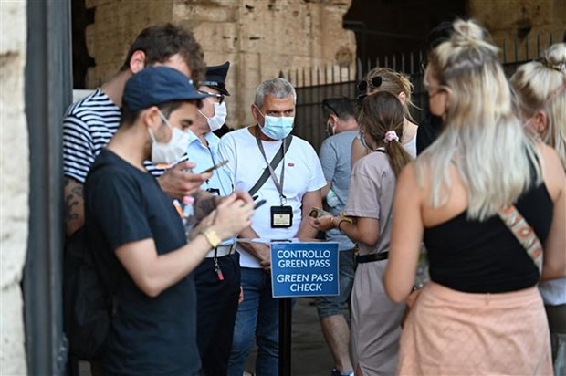Nhân viên an ninh kiểm tra chứng nhận COVID-19 của khách tham quan tại Rome (Italia).