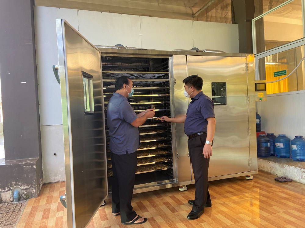 Ông Vũ Ngọc Đăng, Phó chi cục trưởng Chi cục Phát triển nông thôn (bìa phải) trao máy sấy cho HTX TM-DV-NN Xà Bàng (huyện Châu Đức)
