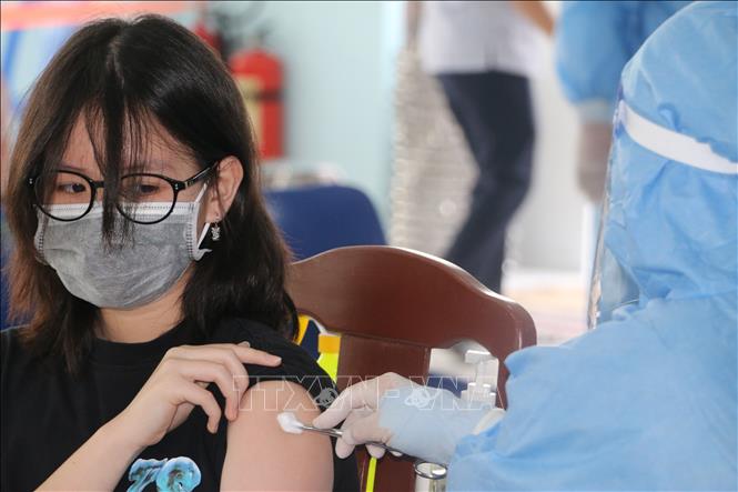 Tiêm vaccine cho học sinh tại Trung tâm kiểm soát bệnh tật tỉnh Bạc Liêu. Ảnh: Tuấn Kiệt/TTXVN