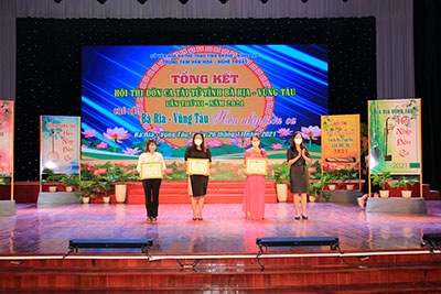 Bà Nguyễn Thị Ánh Hồng, Phó Giám đốc Sở VH-TT trao giải A chương trình cho 3 đội ĐCTT:  TP. Bà Rịa, huyện Đất Đỏ và TX. Phú Mỹ.