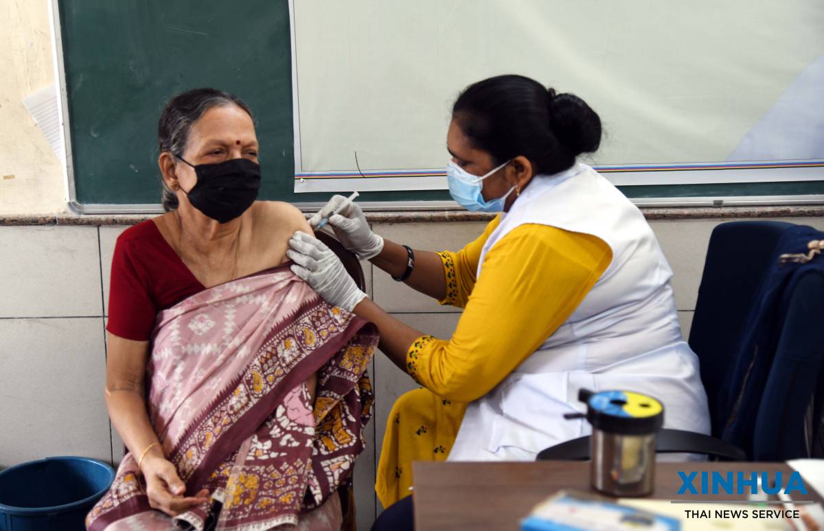 Nhân viên y tế tiêm vắc xin ngừa COVID-19 cho người dân tại New Delhi (Ấn Độ).