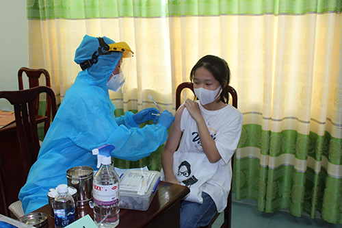 Nhân viên y tế tiêm vắc xin phòng COVID-19 cho HS Trường THCS Huỳnh Tịnh Của (huyện Long Điền).