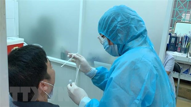 Nhân viên y tế lấy mẫu xét nghiệm cho người dân TP. Hồ Chí Minh. Ảnh minh họa/TTXVN.