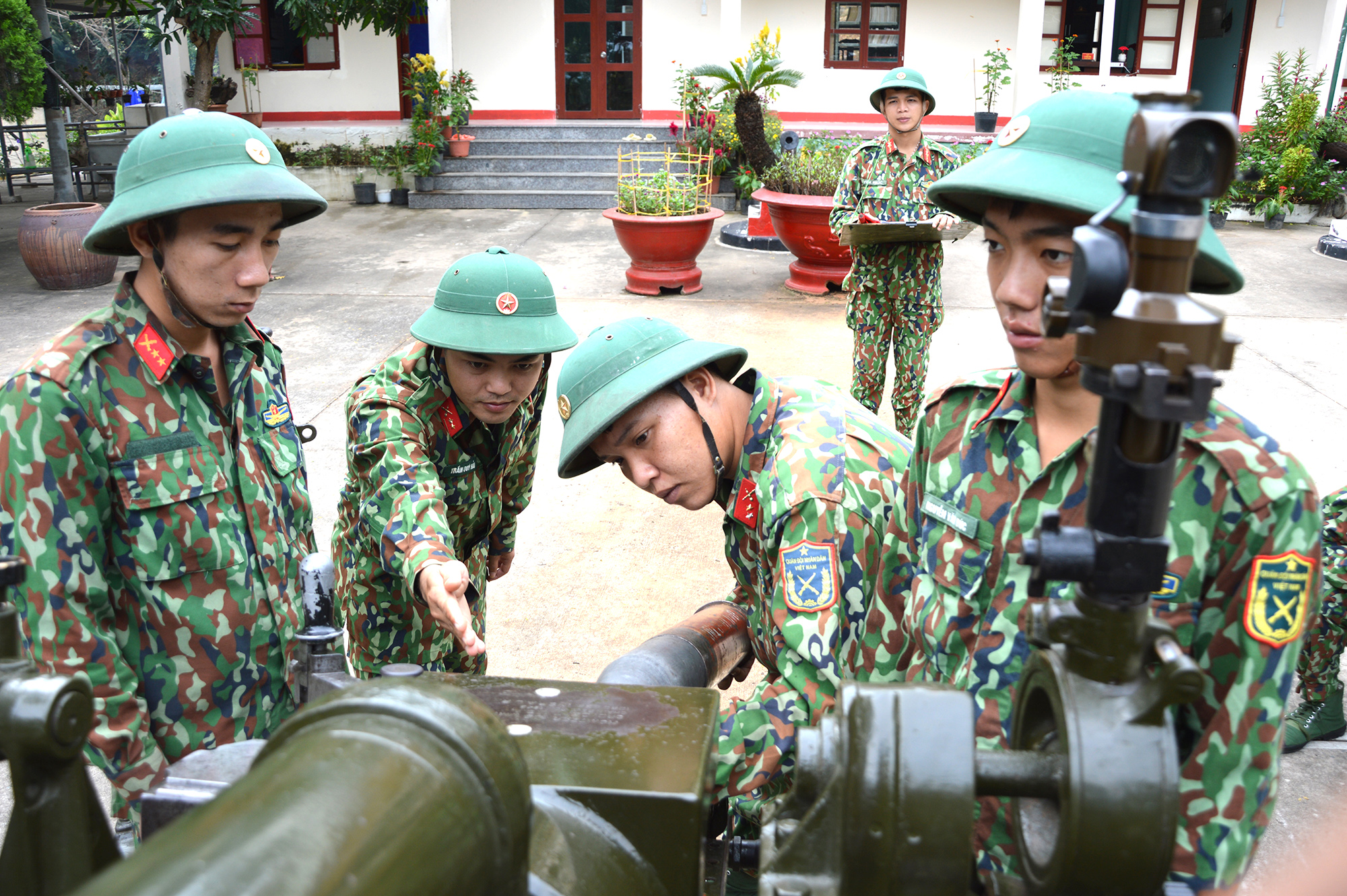 Các chiến sĩ Đại đội Pháo binh 38 - Bộ CHQS tỉnh huấn luyện sẵn sàng chiến đấu.