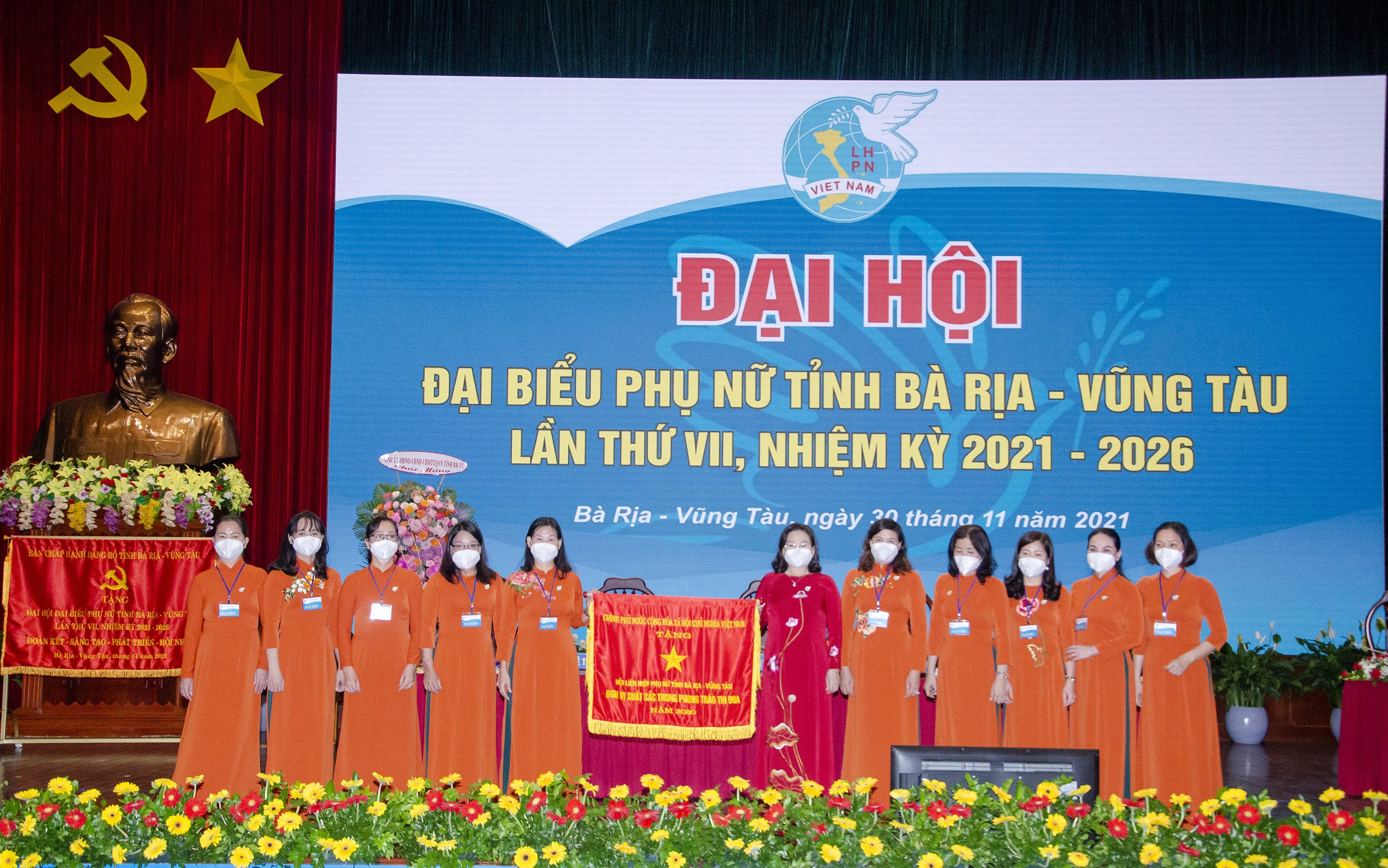 Bà Nguyễn Thị Yến, Phó Bí thư Thường trực Tỉnh ủy, Trưởng Đoàn ĐBQH tỉnh trao Cờ Thi đua của Chính phủ tới Hội LHPN tỉnh. 