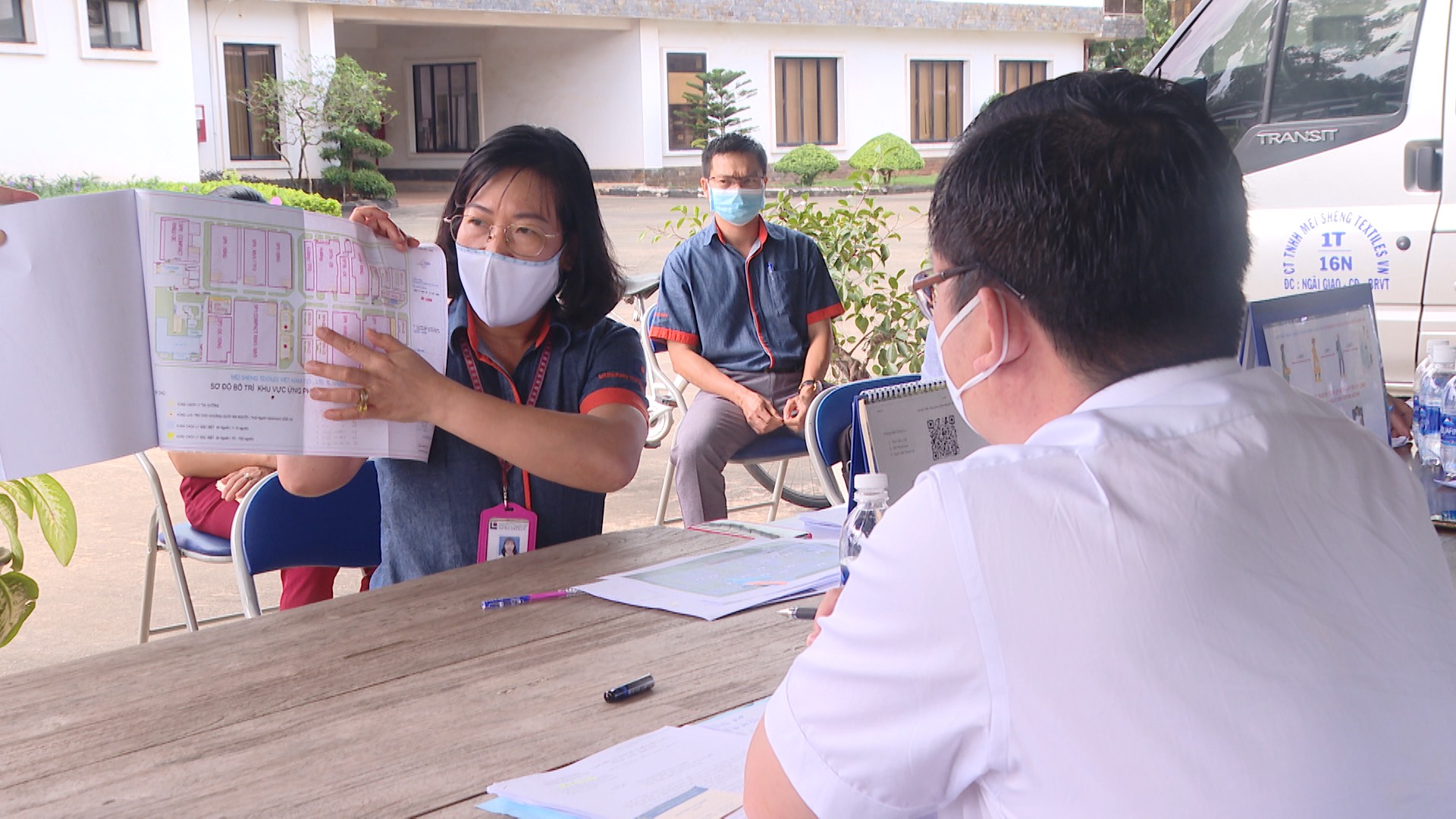 Tại cuộc họp, các đại biểu cũng cho rằng các DN trong KCN cần tăng cường hơn nữa việc kiểm soát dịch bệnh. Trong ảnh: Đại diện Công ty TNHH Meisheng Textiles Việt Nam trình bày các phương án phòng chống dịch tại buổi làm việc đoàn kiểm tra của tỉnh sáng 30/11.