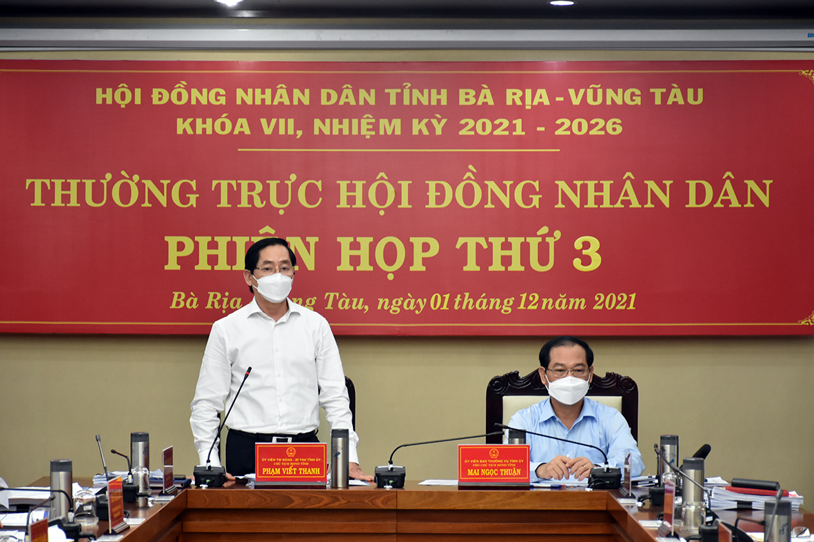 Ông Phạm Viết Thanh, Ủy viên Trung ương Đảng, Bí thư Tỉnh ủy, Chủ tịch HĐND tỉnh điều hành phiên họp.