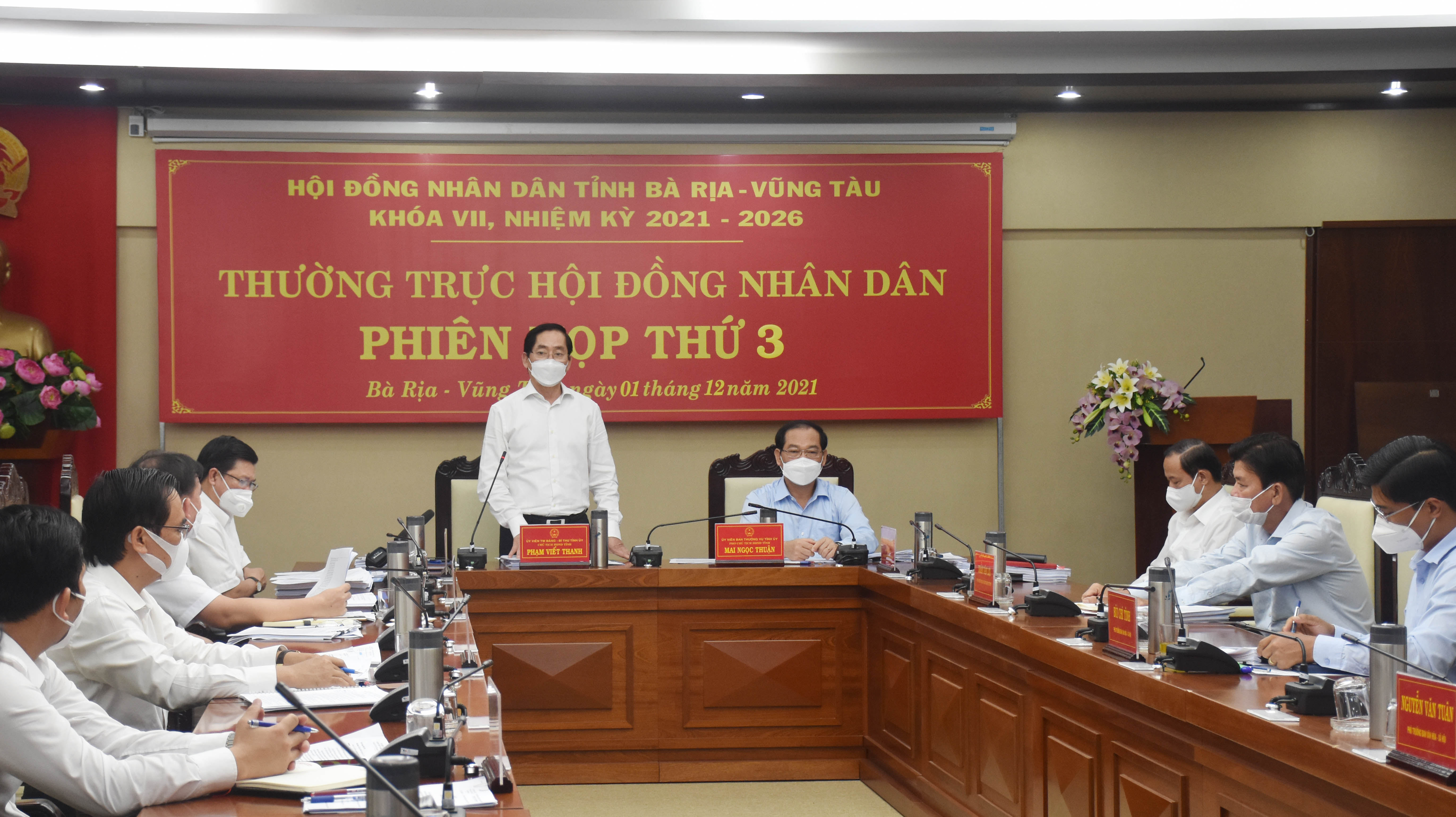 Ông Phạm Viết Thanh, Ủy viên Trung ương Đảng, Bí thư Tỉnh ủy, Chủ tịch HĐND tỉnh phát biểu tại phiên họp.