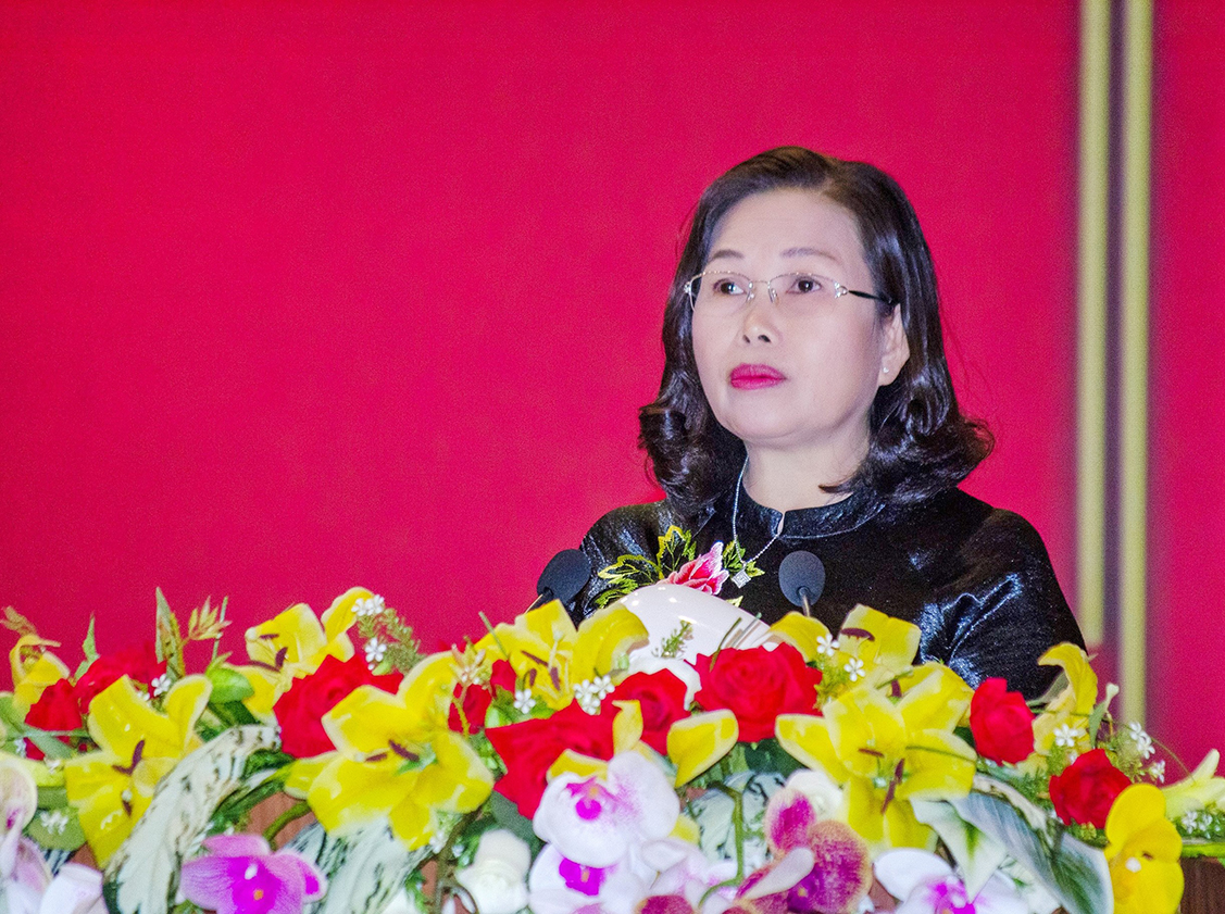Bà Nguyễn Thị Yến, Phó Bí thư Thường trực Tỉnh ủy, Trưởng Đoàn ĐBQH tỉnh báo cáo tóm tắt tình hình phát triển KT-XH, quốc phòng an ninh, công tác xây dựng Đảng năm 2021; phương hướng, nhiệm vụ năm 2022.