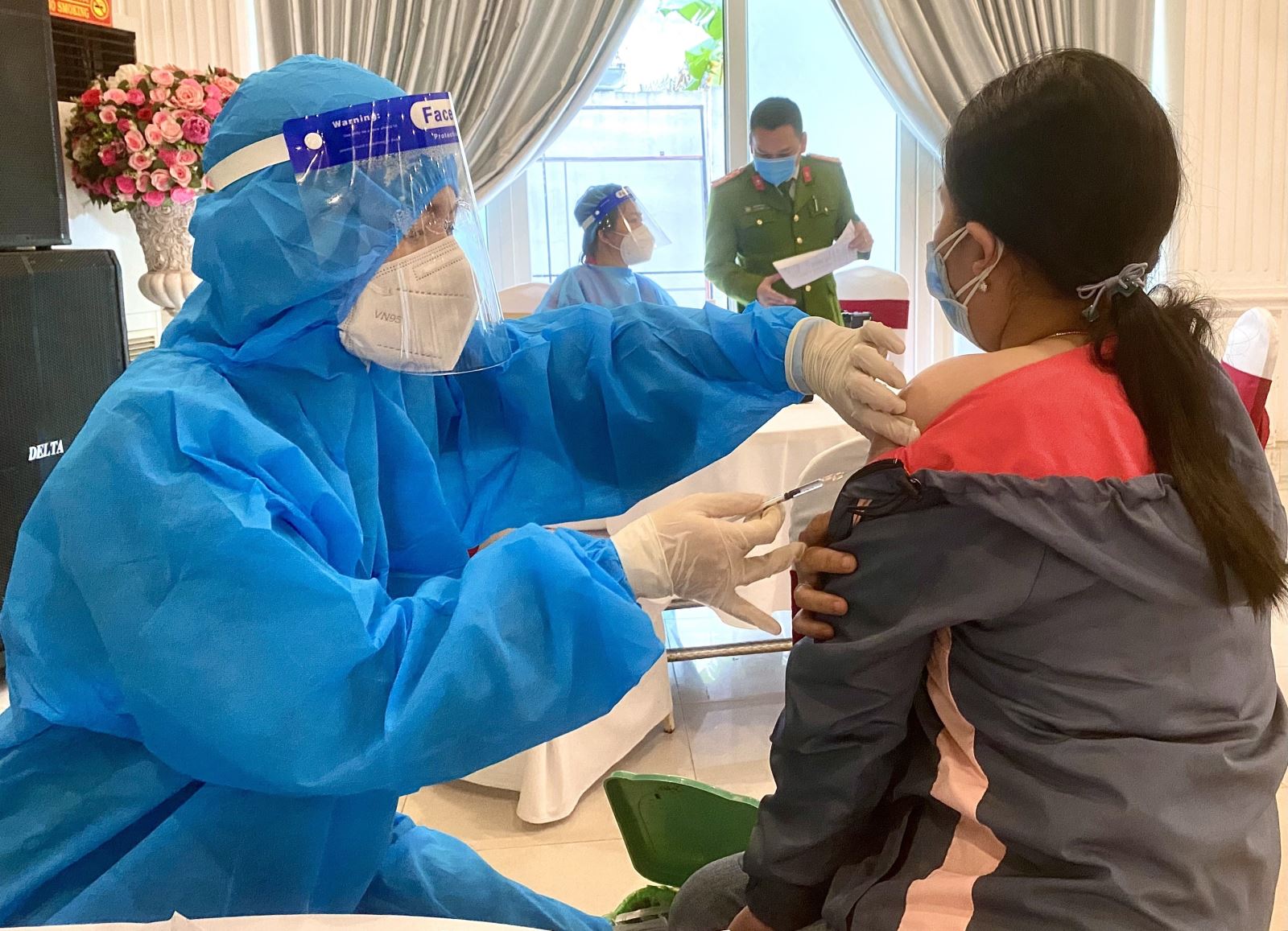 Tiêm vaccine phòng COVID-19 cho người dân thành phố Huế. Ảnh: TTXVN