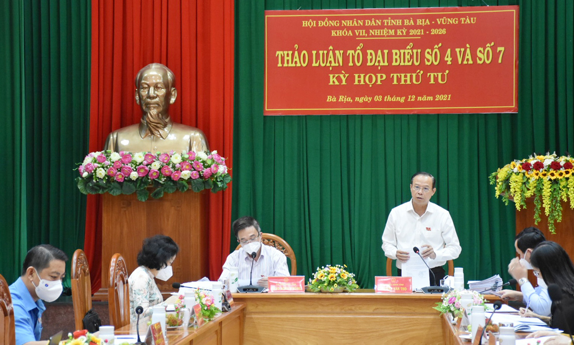Ông Nguyễn Văn Thọ, Phó Bí thư Tỉnh ủy, Chủ tịch UBND tỉnh phát biểu thảo luận tại Tổ đại biểu số 4 và 7. ảnh: TUYẾT MAI