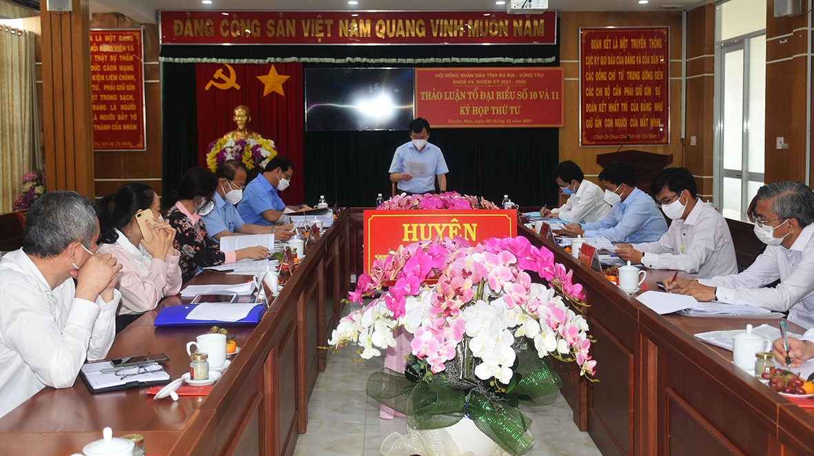 Ông Phạm Thành Chung, Bí thư Huyện ủy Xuyên Mộc điều hành thảo luận Tổ đại biểu số 10 và 11. Ảnh: VĂN ANH.