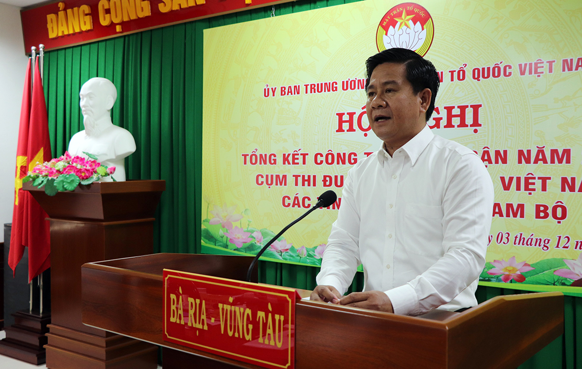 Ông Bùi Chí Thành, Ủy viên Ban Thường vụ Tỉnh ủy, Chủ tịch Ủy ban MTTQ Việt Nam tỉnh - Cụm trưởng Cụm thi đua MTTQ các tỉnh miền Đông Nam Bộ năm 2021 phát biểu khai mạc Hội nghị.
