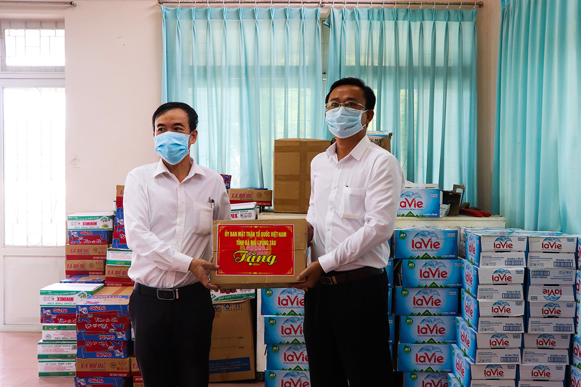 Ông Lê Hồng Ngọc (bên phải), Phó Chủ tịch UBMTTQVn tỉnh trao nhiều nhu yếu phẩm, vật tư y tế cho UBMTTQVN huyện Long Điền để phục vụ công tác phòng, chống dịch
