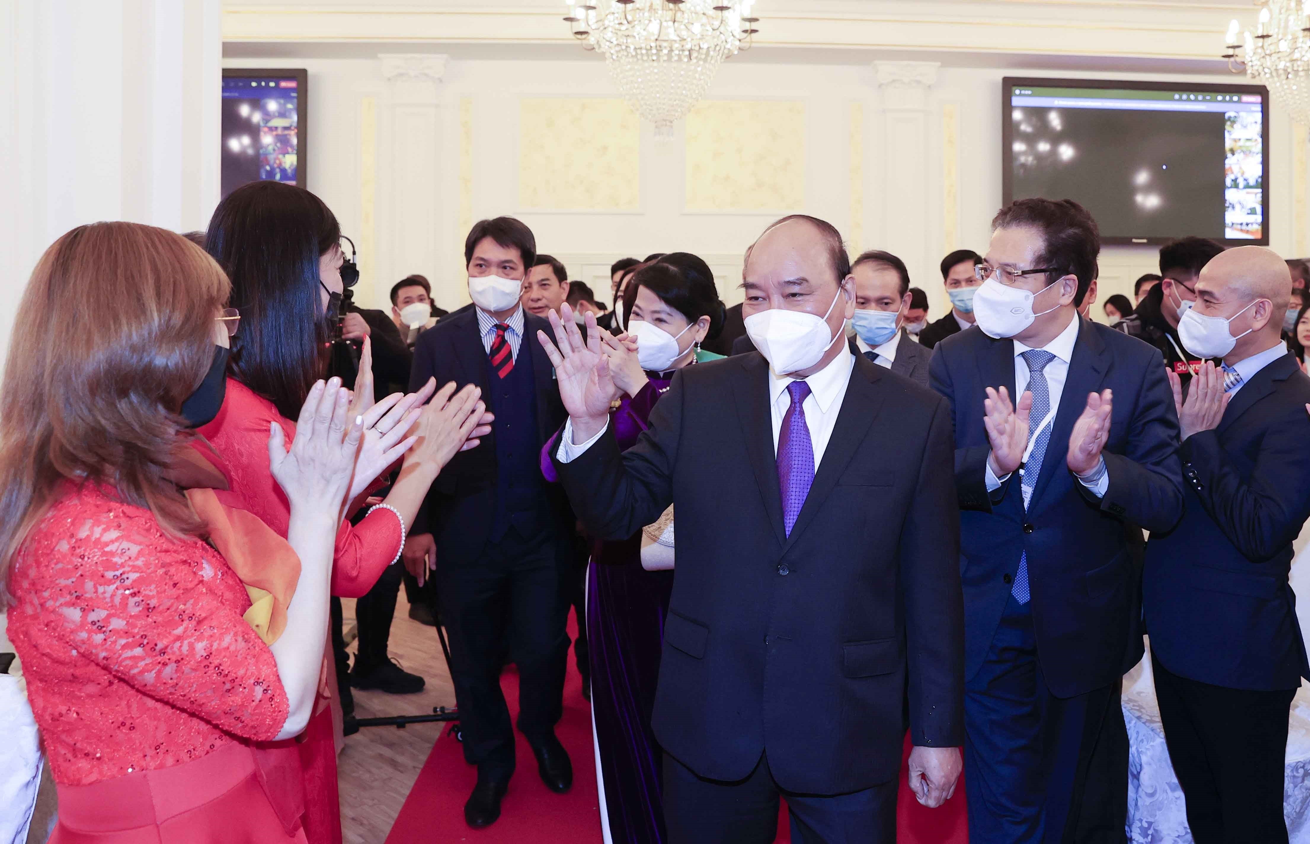 Chủ tịch nước Nguyễn Xuân Phúc gặp gỡ đại diện cộng đồng Việt Nam tại Liên bang Nga. Ảnh: THỐNG NHẤT