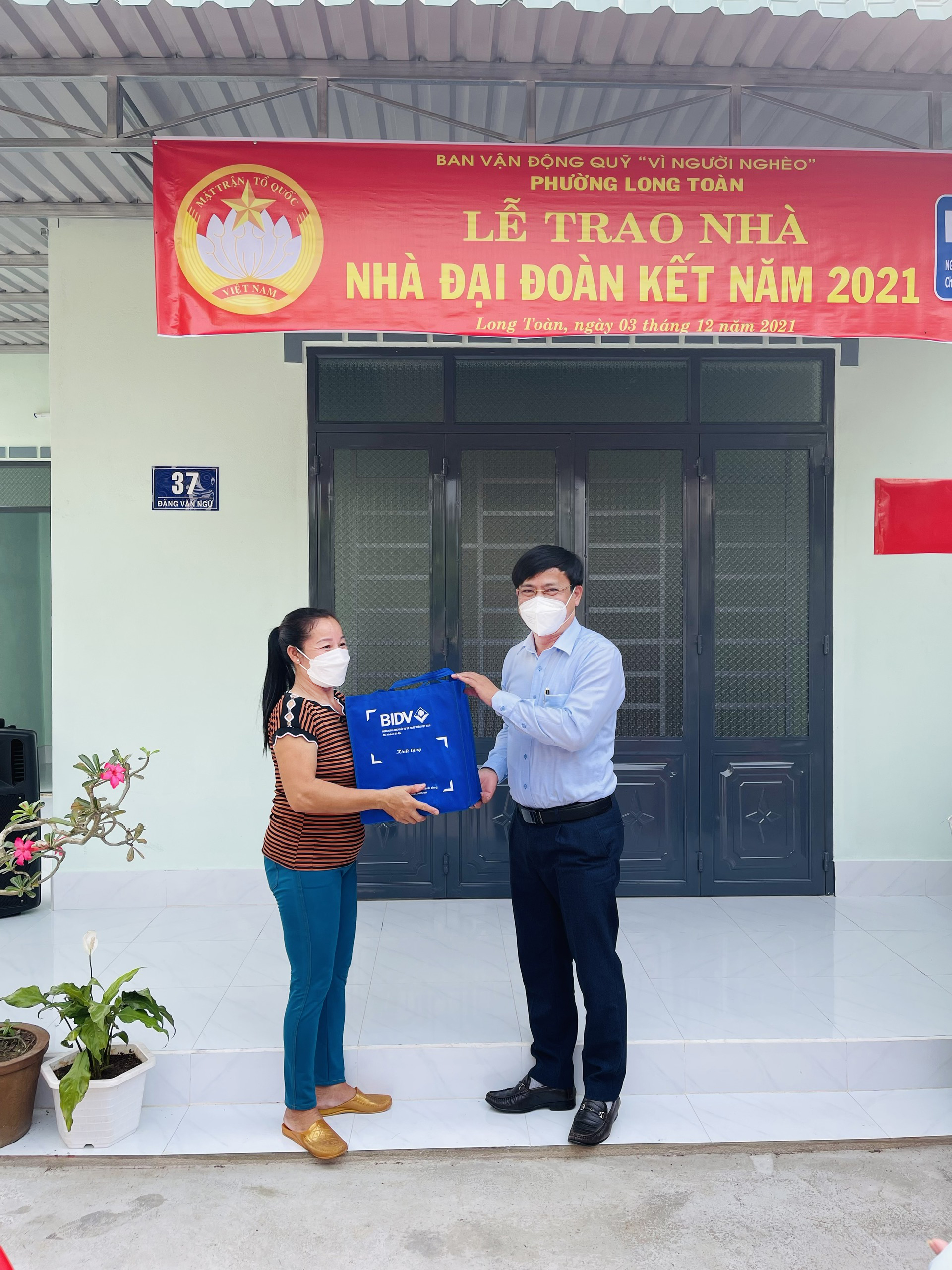 Ông Trần Văn Nhân, Phó Giám đốc BIDV Bà Rịa tặng quà cho  hộ ông Đỗ Ngọc Dũng nhân dịp về nhà mới.