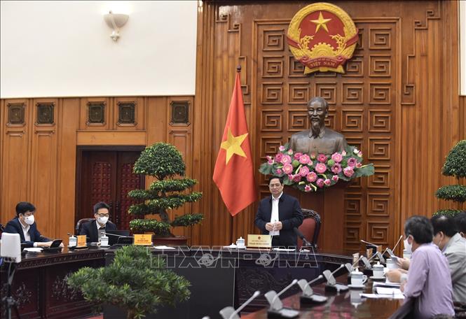 Thủ tướng Phạm Minh Chính chủ trì cuộc họp về thúc đẩy sản xuất vắc xin. Ảnh: TTXVN
