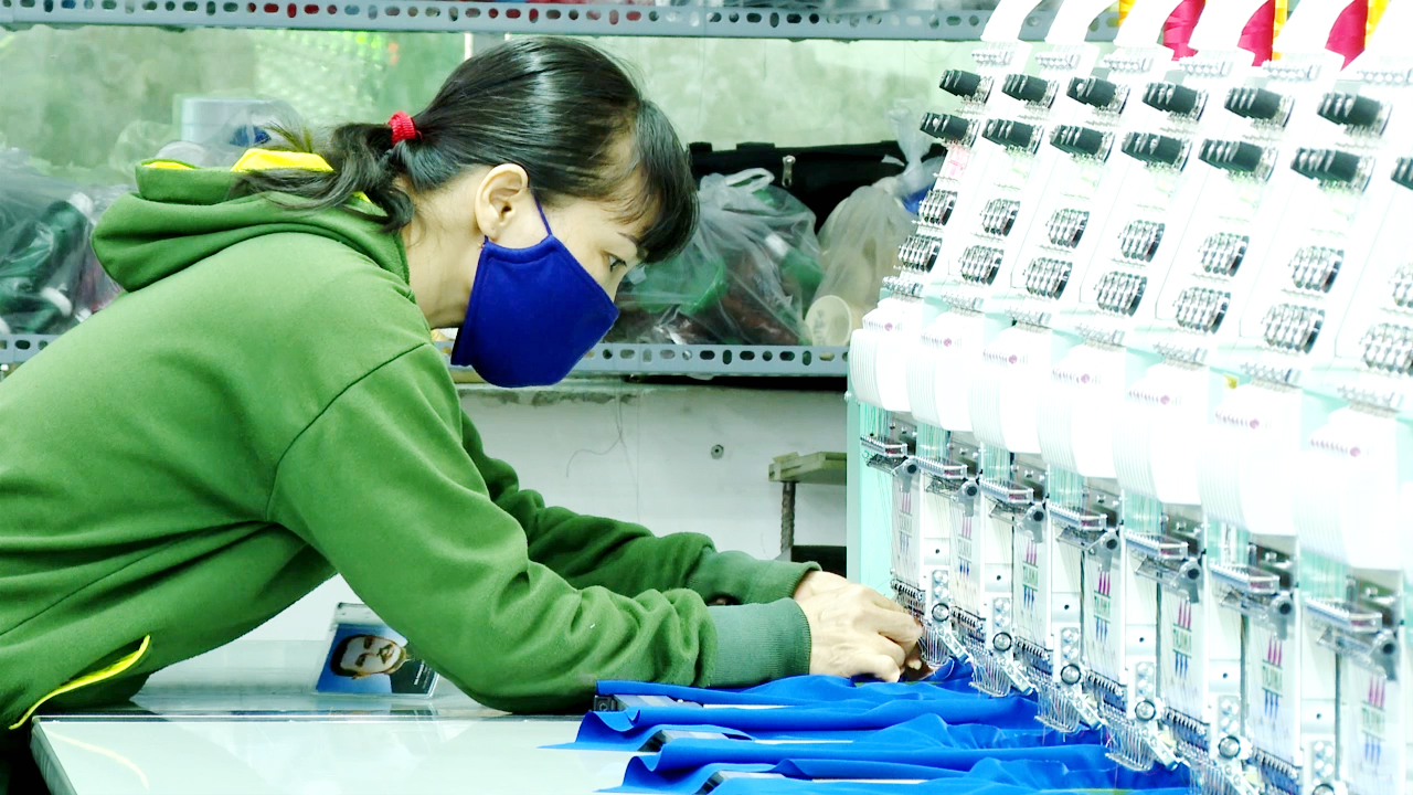 Hiệp định RCEP chỉ yêu cầu quy tắc xuất xứ hàng hóa 1 công đoạn là vải có thể nhập khẩu bất cứ đâu, chỉ cần cắt may tại Việt Nam là có thể được hưởng ưu đãi thuế khi xuất vào các nước thành viên. Trong ảnh: Gia công hàng may mặc xuất khẩu tại Công ty TNHH LT Garment.