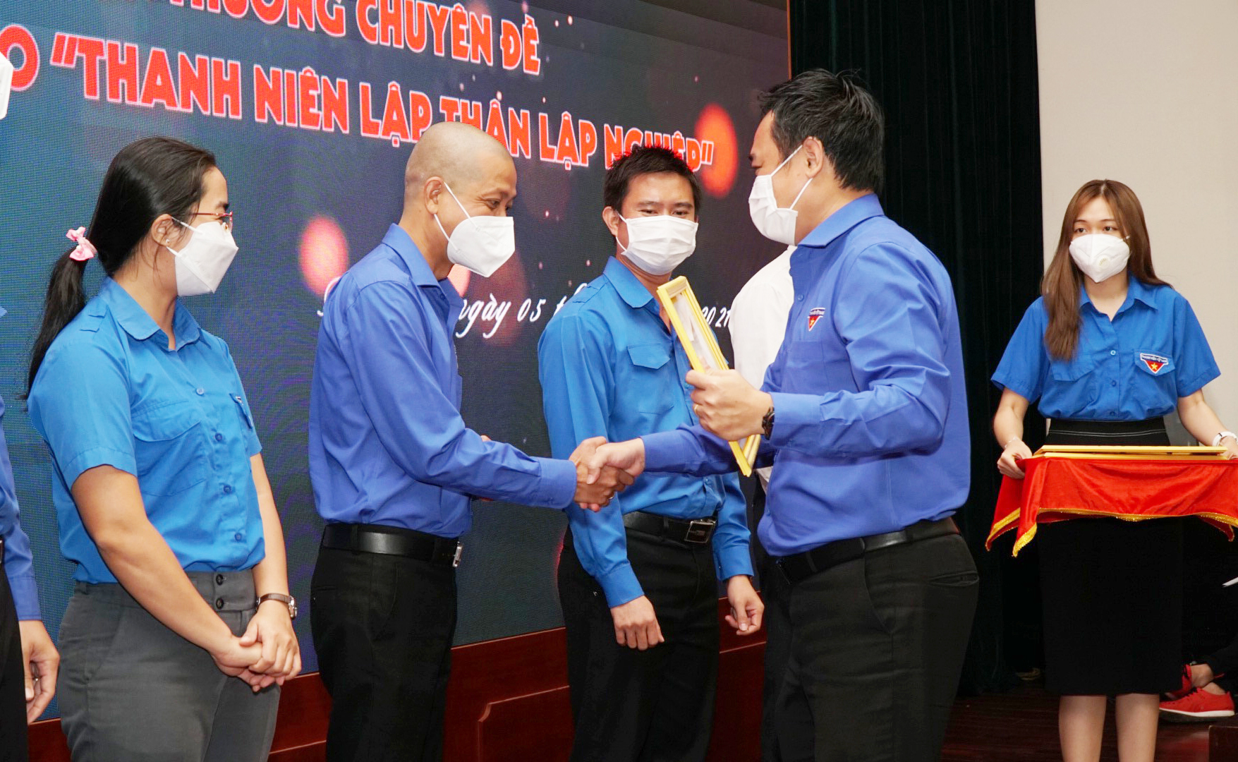 Anh Nguyễn Minh Triết, Phó Bí thư Tỉnh Đoàn, chủ tịch Hội LHTNVN tỉnh khen thưởng các tập thể, cá nhân xuất sắc trong phong trào  hỗ trợ thanh niên khởi nghiệp, lập nghiệp.