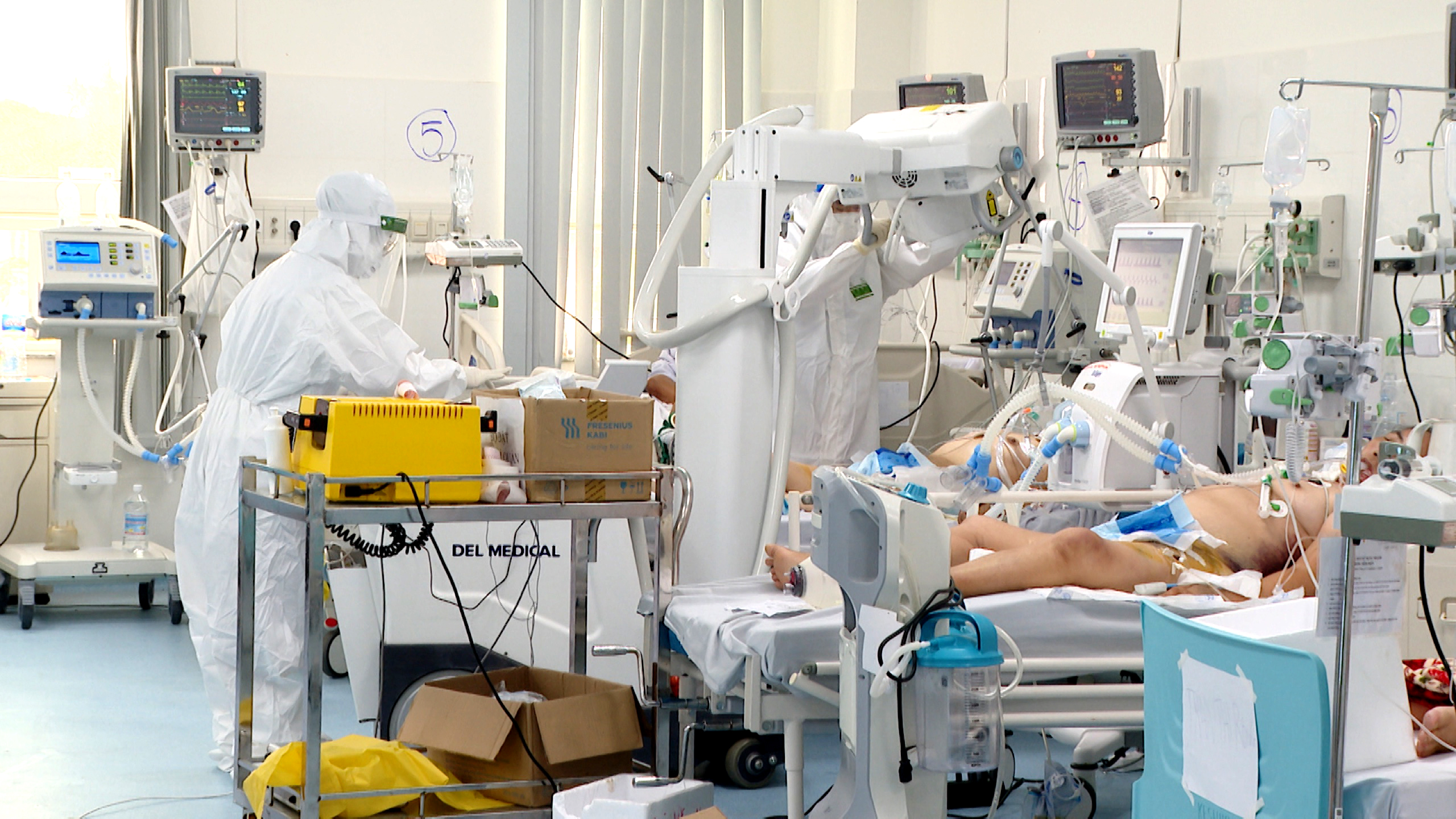 Bác sĩ của Bệnh viện Vũng Tàu điều trị tích cực cho bệnh nhân COVID-19 đang nằm tại ICU.